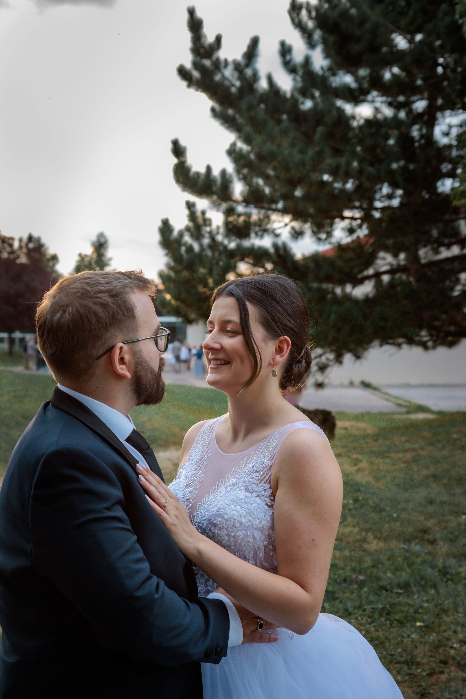 Photo en lumière naturelle d'un couple lors d'un mariage sur Nancy et ses alentours ainsi que Reims
