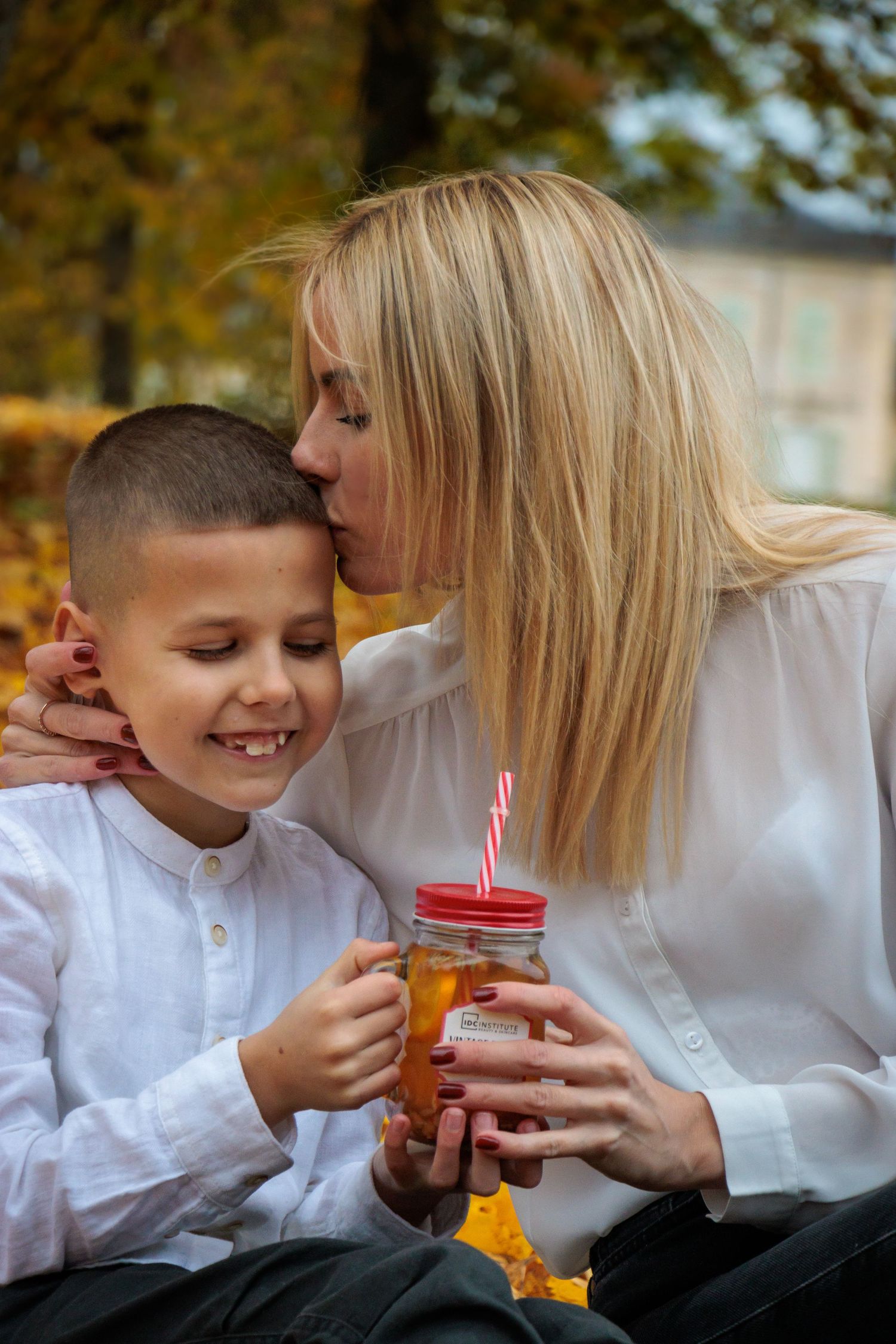 Photo en lumière naturelle d'une famille sur Nancy et ses alentours en automne