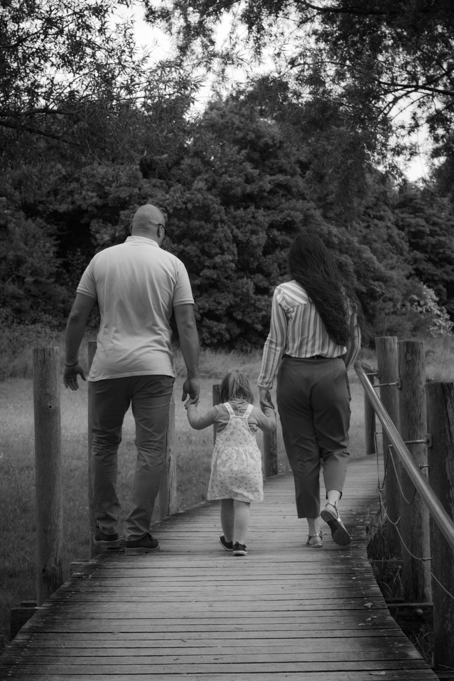 Photo en lumière naturelle d'une famille sur Nancy et ses alentours. Noir et blanc
