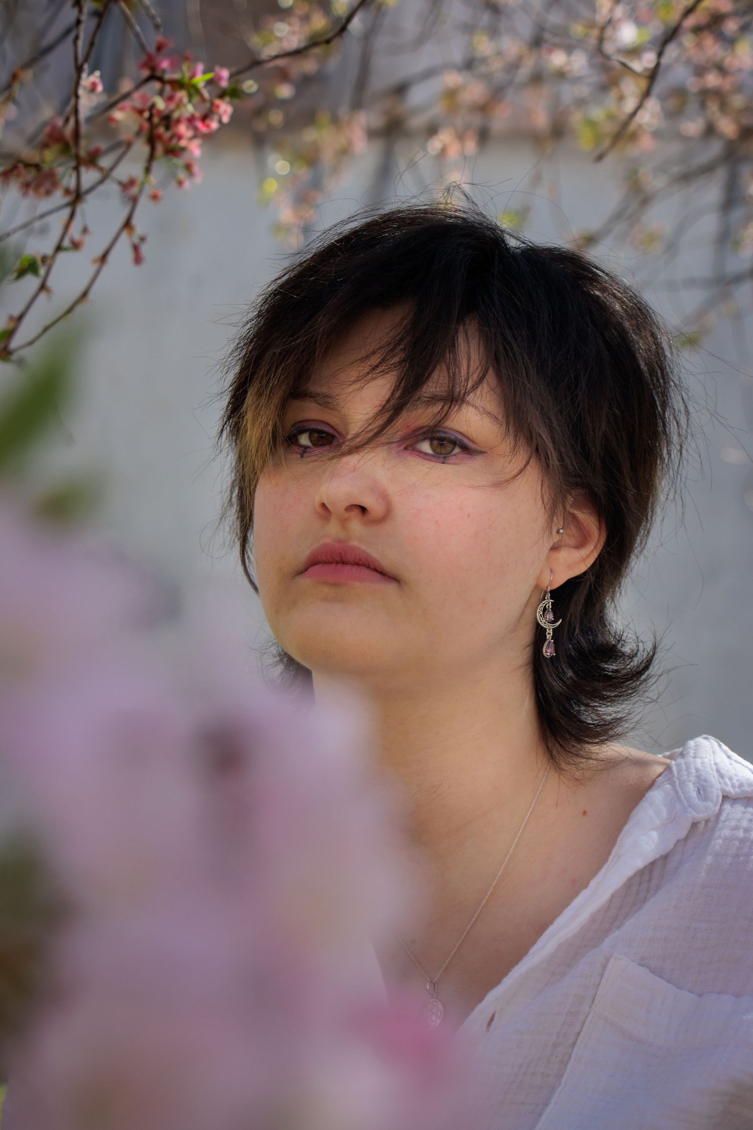 Photo en lumière naturelle d'une femme sur Nancy et ses alentours. Lifestyle