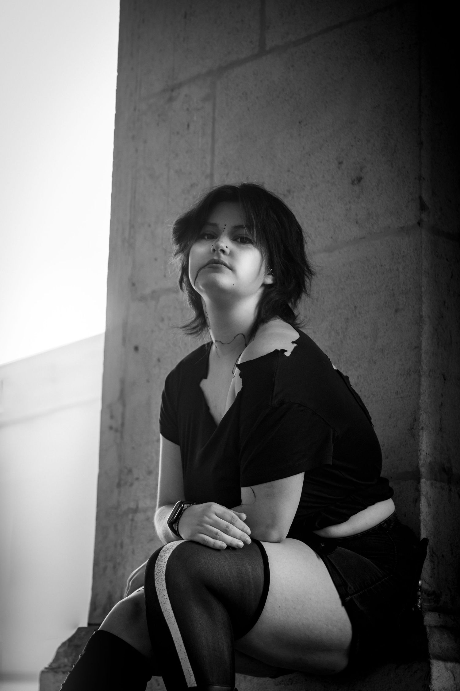 Photo en lumière naturelle d'un femme sur Nancy et ses alentours et Reims avec du noir et blanc
