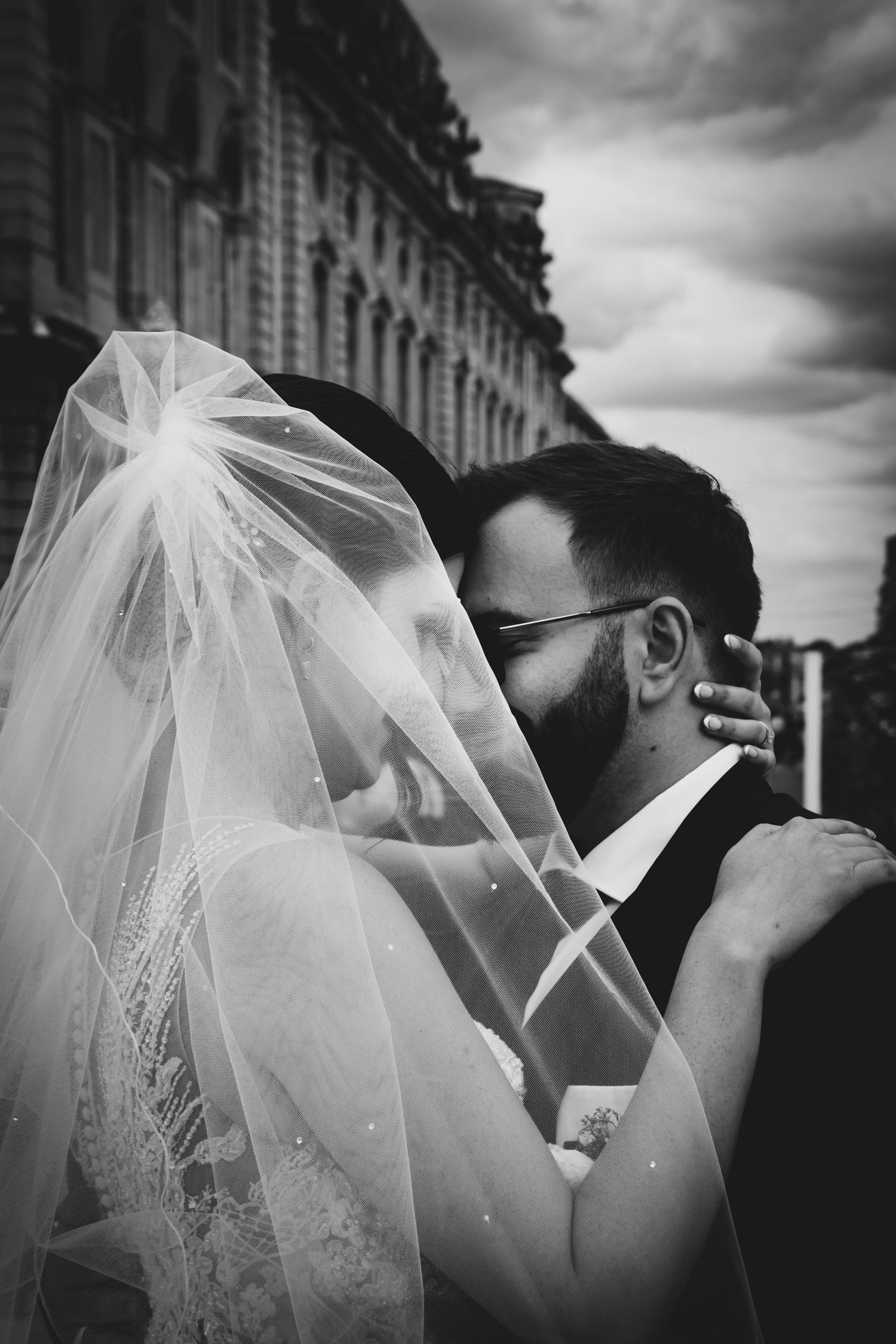 Photo en lumière naturelle d'un couple lors d'un mariage sur Nancy et ses alentours. Noir et blanc