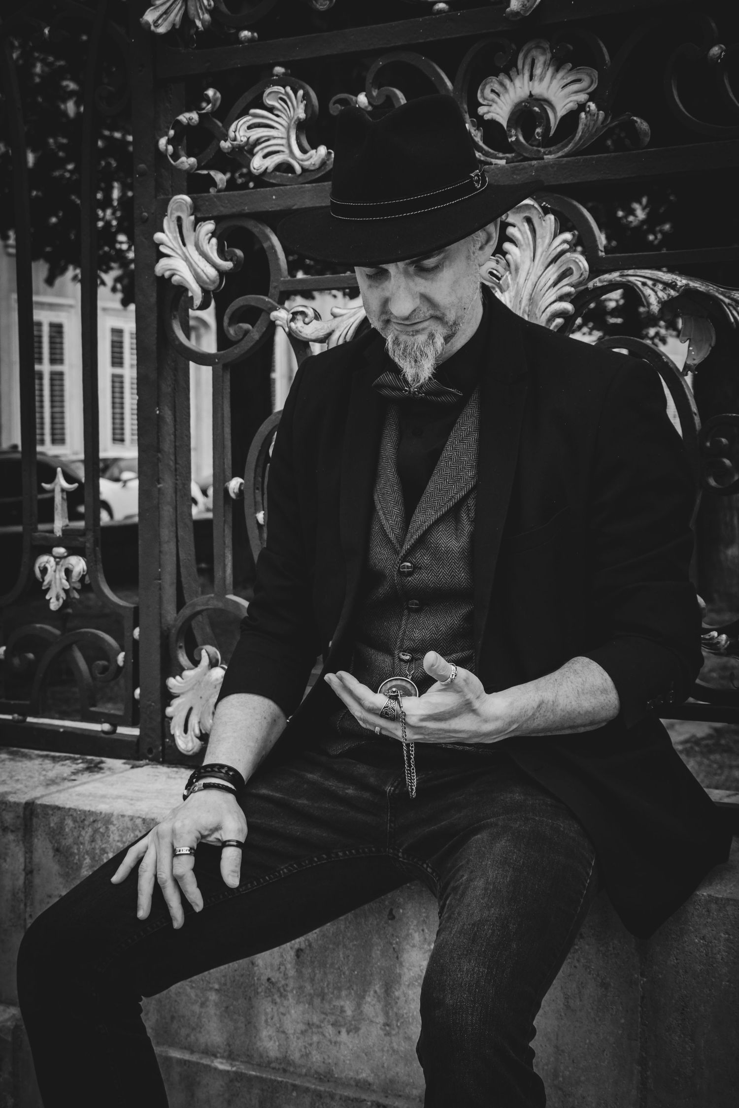 Photo en lumière naturelle d'un homme sur Nancy et ses alentours et Reims. lifestyle