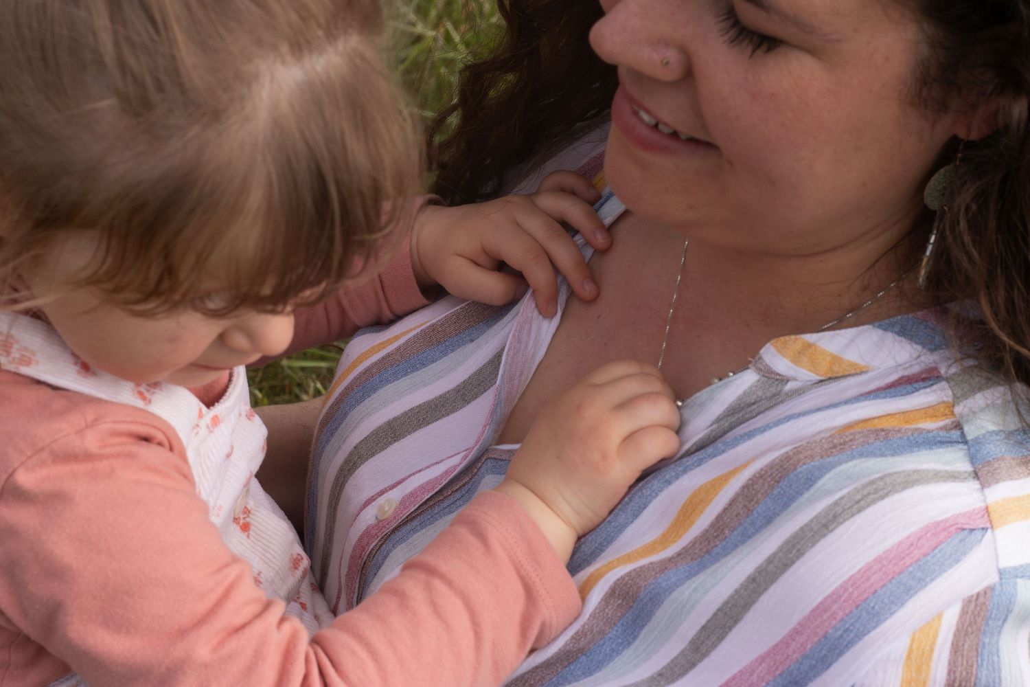 Photo en lumière naturelle d'un bébé et d'une femme sur Nancy et ses alentours