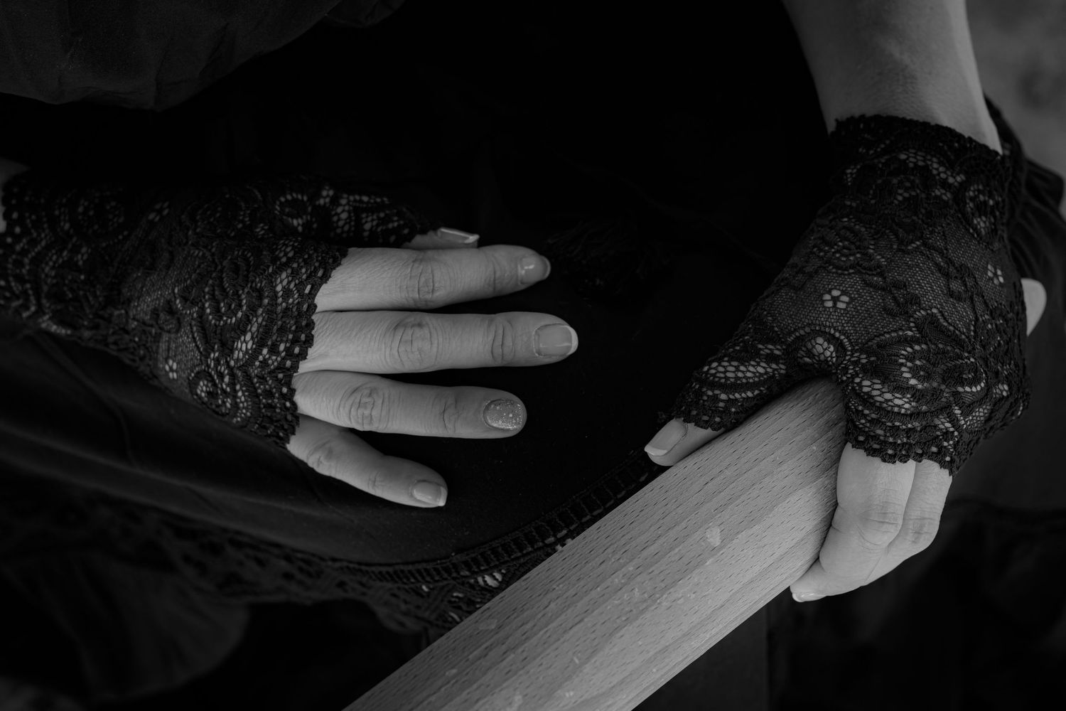 Photo en lumière naturelle d'un femme sur Nancy et ses alentours et Reims. En noir et blanc