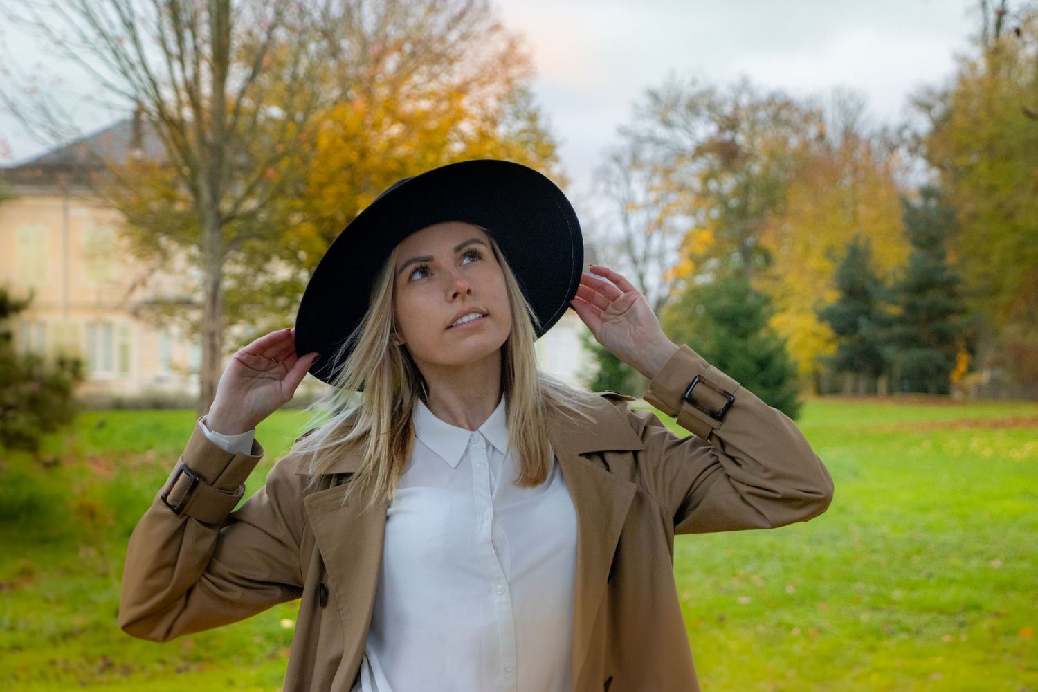 Photo en lumière naturelle d'une femme sur Nancy et ses alentours