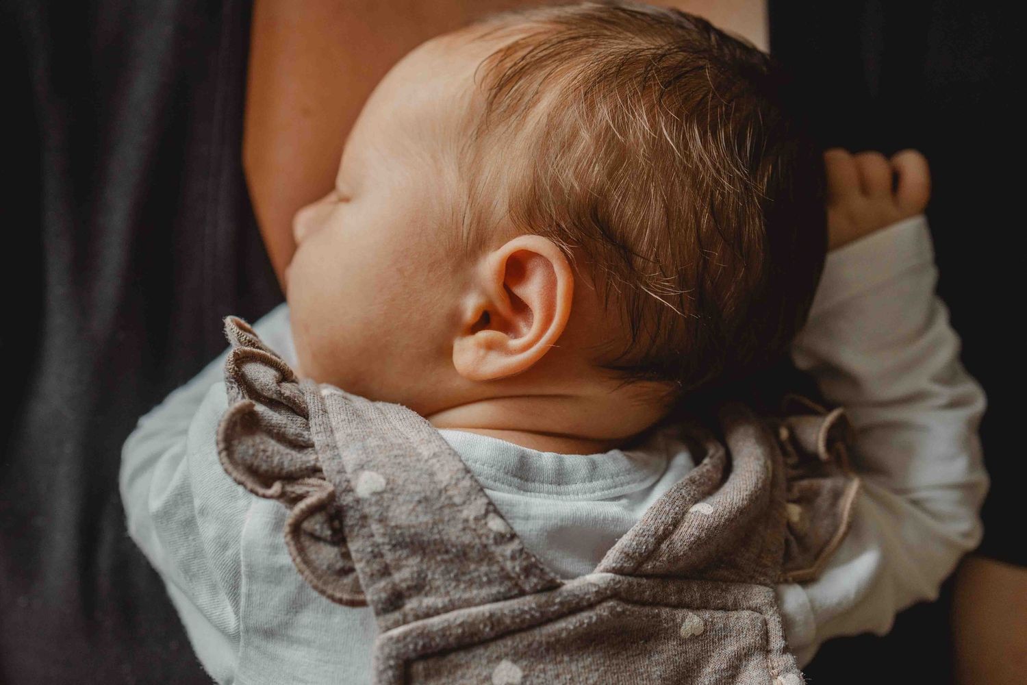 Neugeborenes Baby beim Homeshooting in Grimma – natürliche Neugeborenenfotografie in ruhiger, vertrauter Umgebung