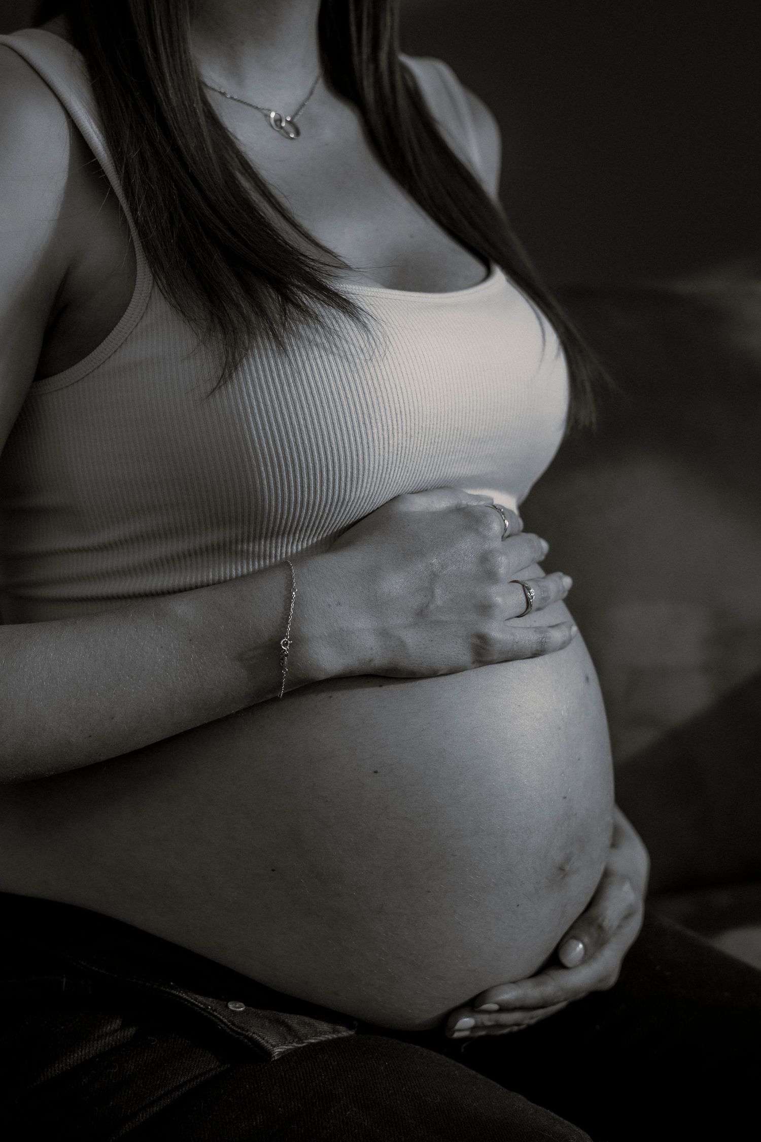 photo de grossesse main sur le ventre, en noir et blanc