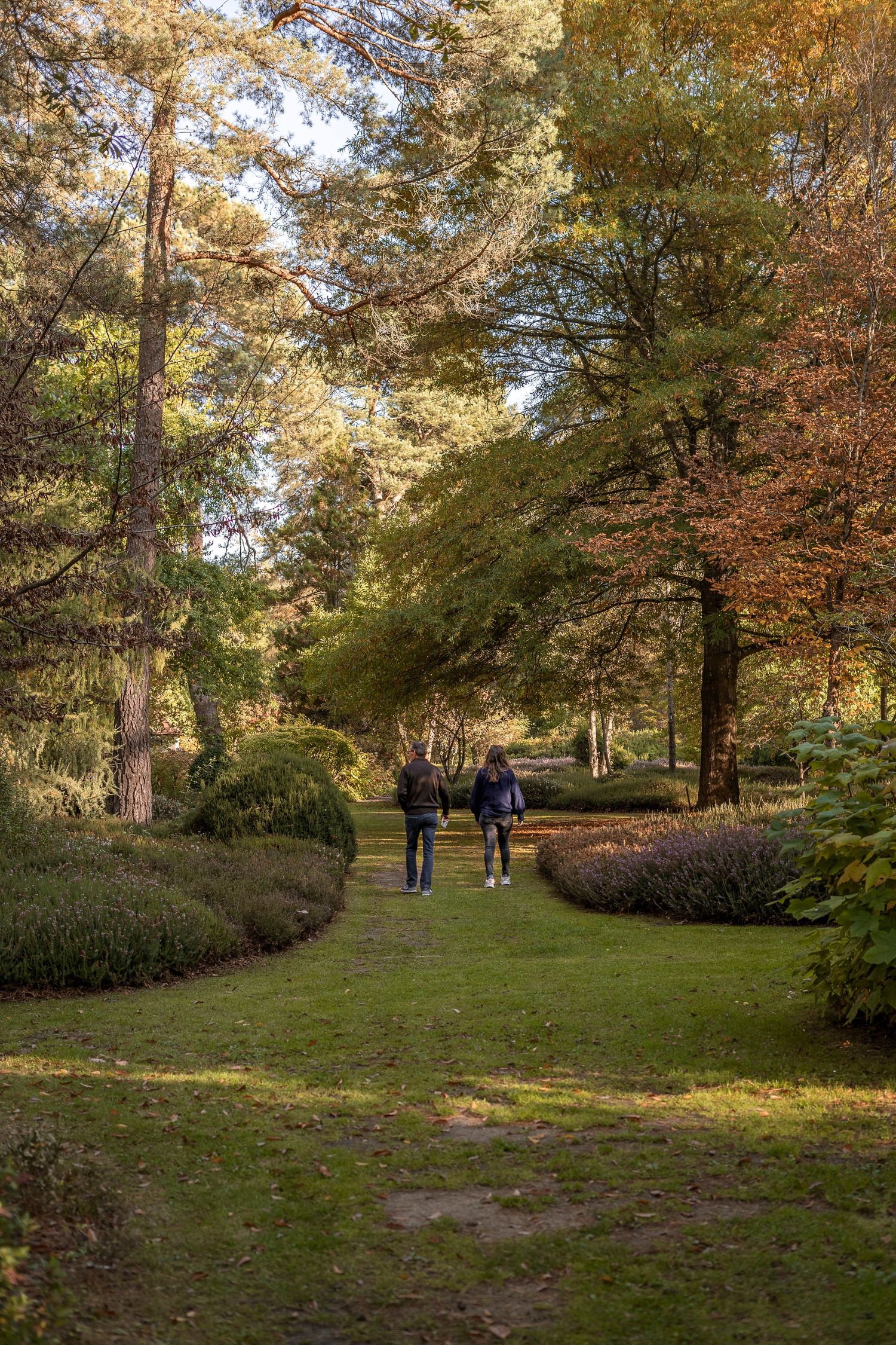 photo de famille en balade dans un jardin en automne