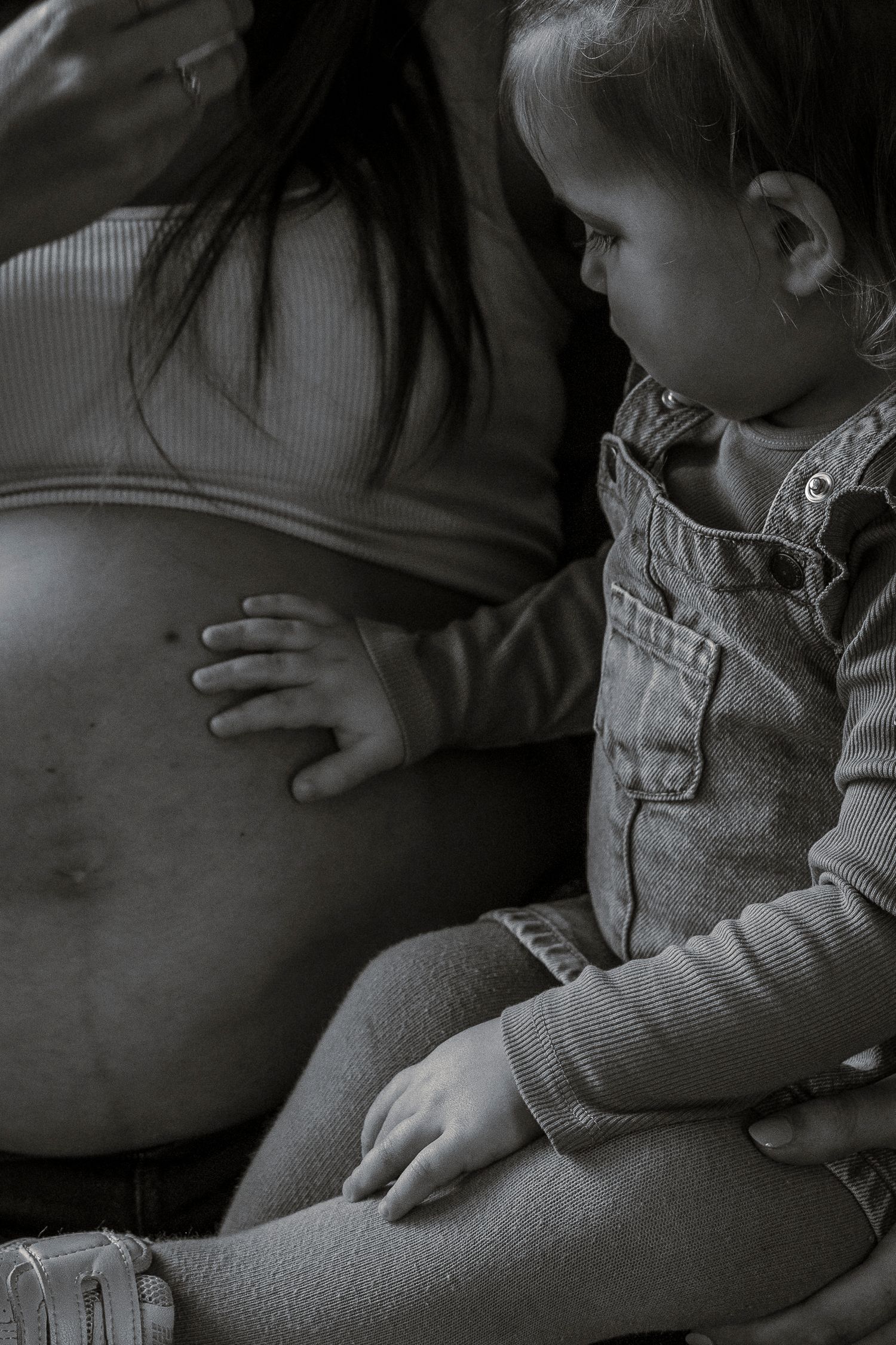 photo en noir et blanc de grossesse avec premier enfant