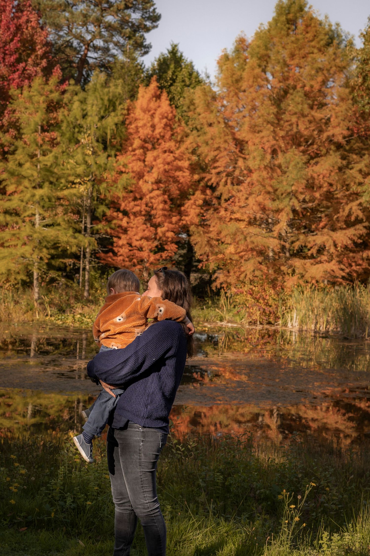 photo de famille devant des arbres aux couleurs d'automne