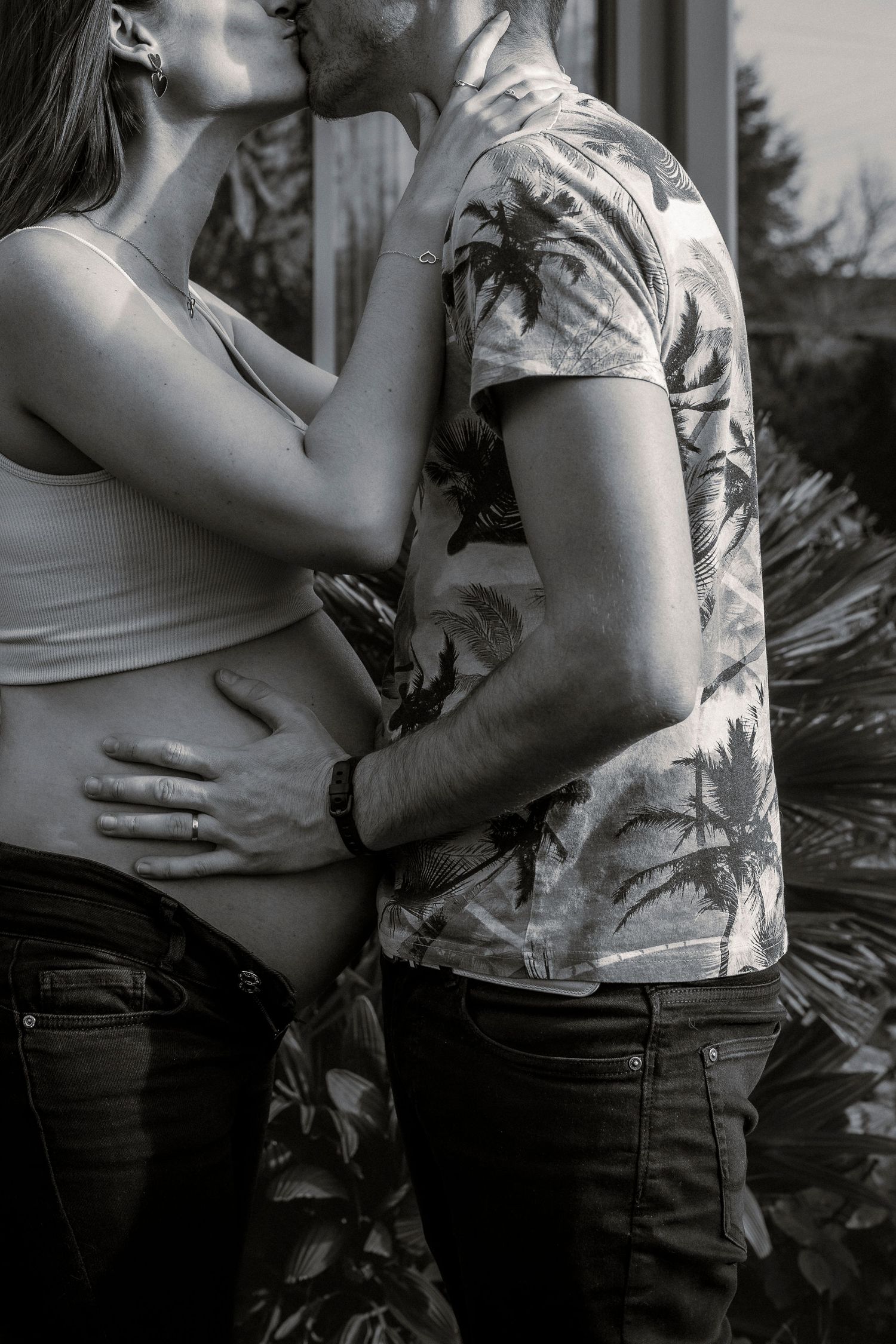 photo en noir et blanc de grossesse en couple