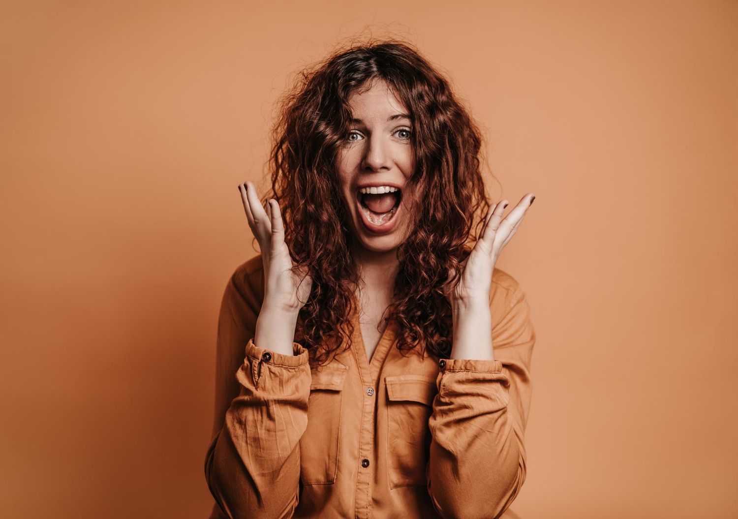 Porträt Einzelshooting mit Frau und cooler Pose.