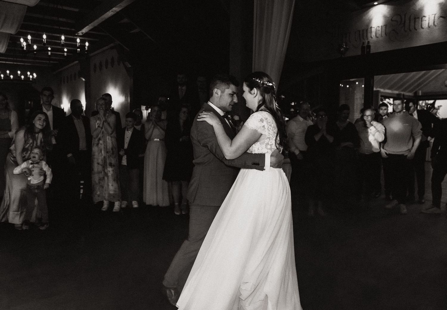 Erster Tanz von Hochzeitspaar in schwarz weiß emotional und in Dissen.