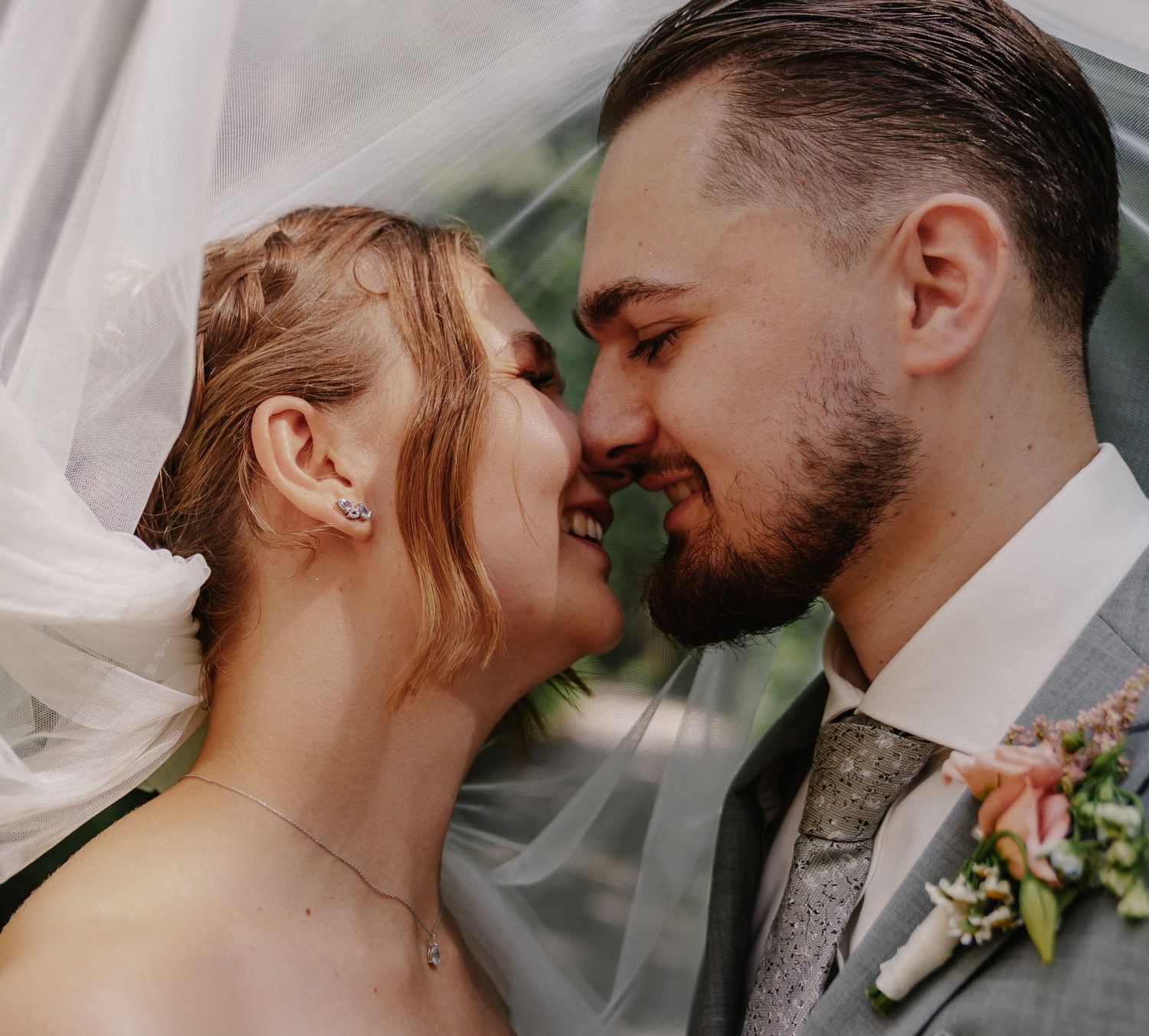 Hochzeitspaar bei einem Brautpaarshooting Waterboer Bielefeld. Romantisch.