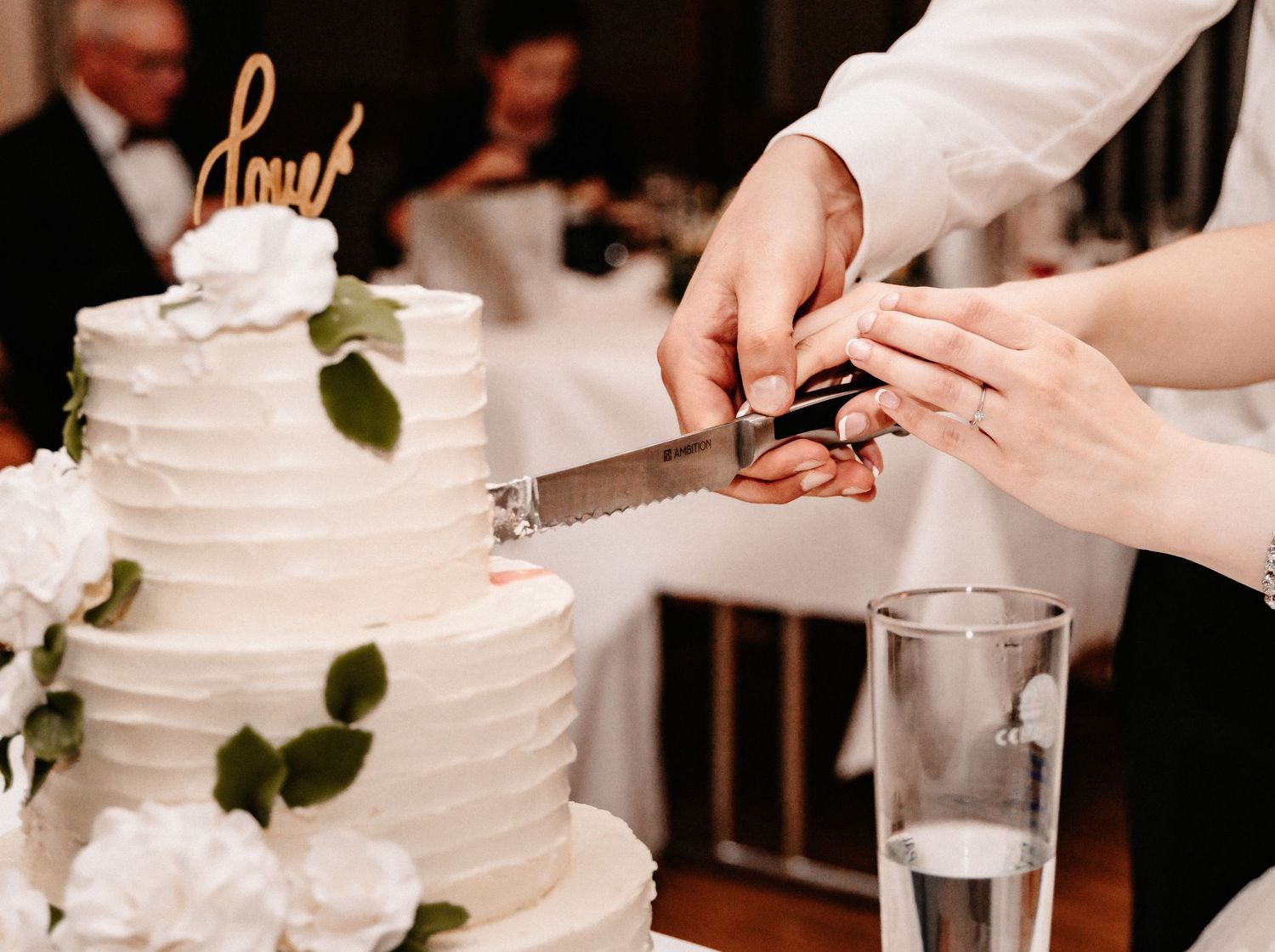 Hochzeitsfotografin Osnabrück - Tortenanschnitt Detailaufnahme