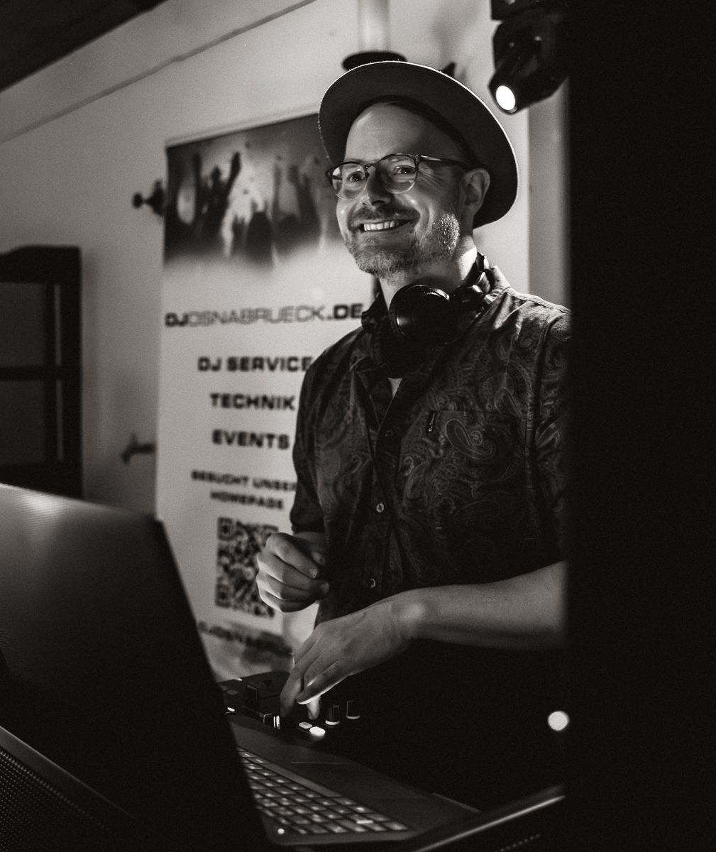 DJ Fotografie und Eventfotografie. DJ happy am Mischpult.