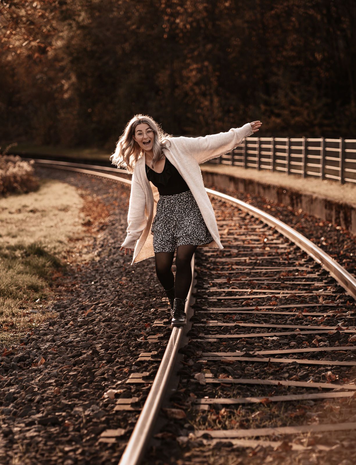 Einzelshooting im Herbst. Frau auch Gleisen.