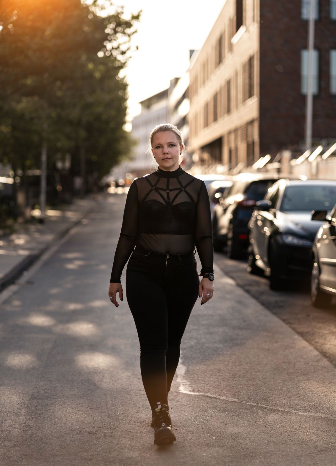 Fotografie deutschlandweit in der Sonne eine Frau mit coolem Outfit.