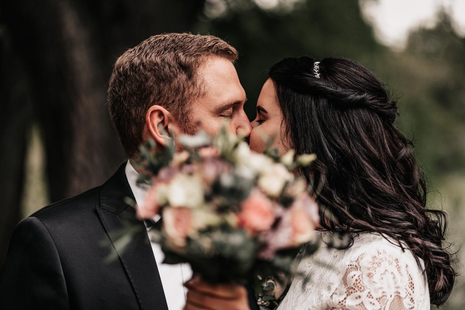Hochzeitspaar wird von Hochzeitsfotografin in Georgsmarienhütte fotografiert.