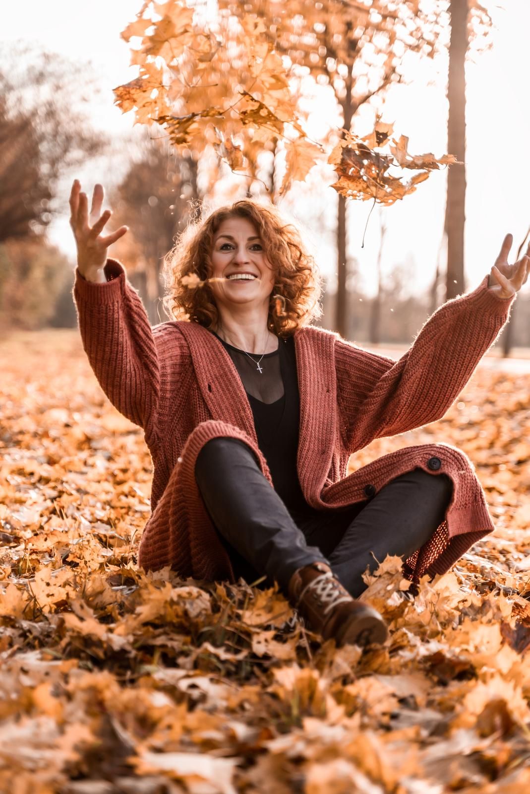 Portrait Frau im Herbst-Laub.