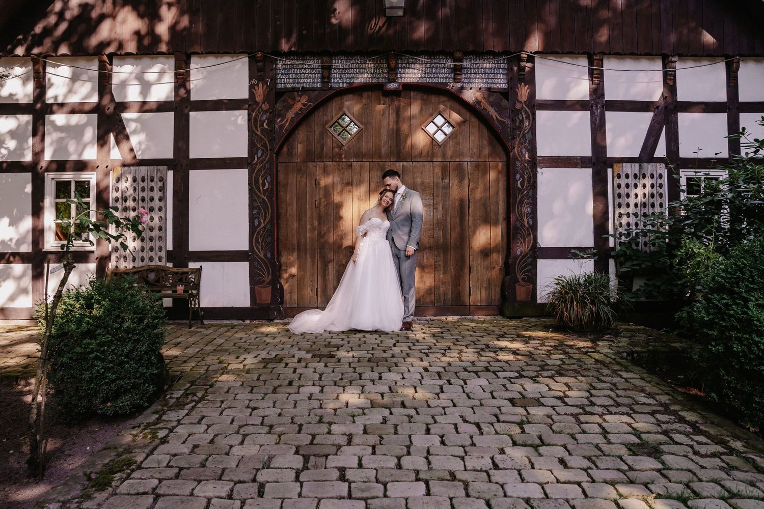Hochzeitspaar bei einem Brautpaarshooting Waterboer Bielefeld. Romantisch und echt.
