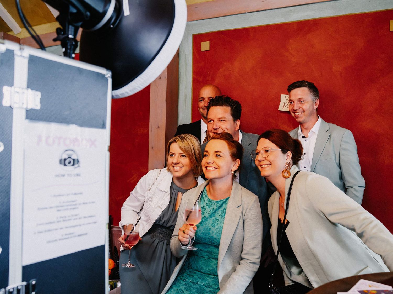 Fotobox mieten in Osnabrück & Umgebung mit lachenden Menschen.