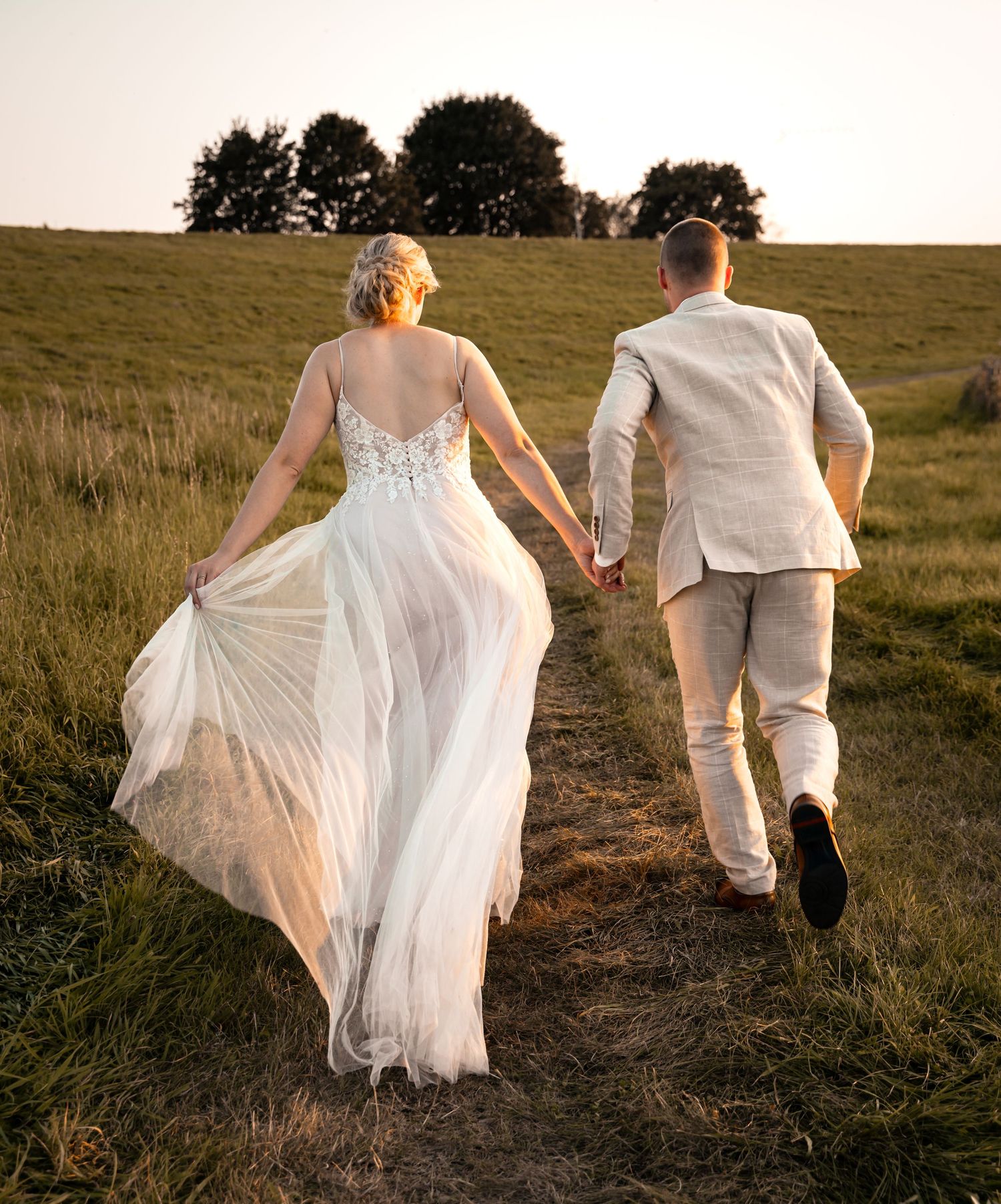 Hochzeit Fotografin - Lingen und Umgebung. Brautpaar rennt