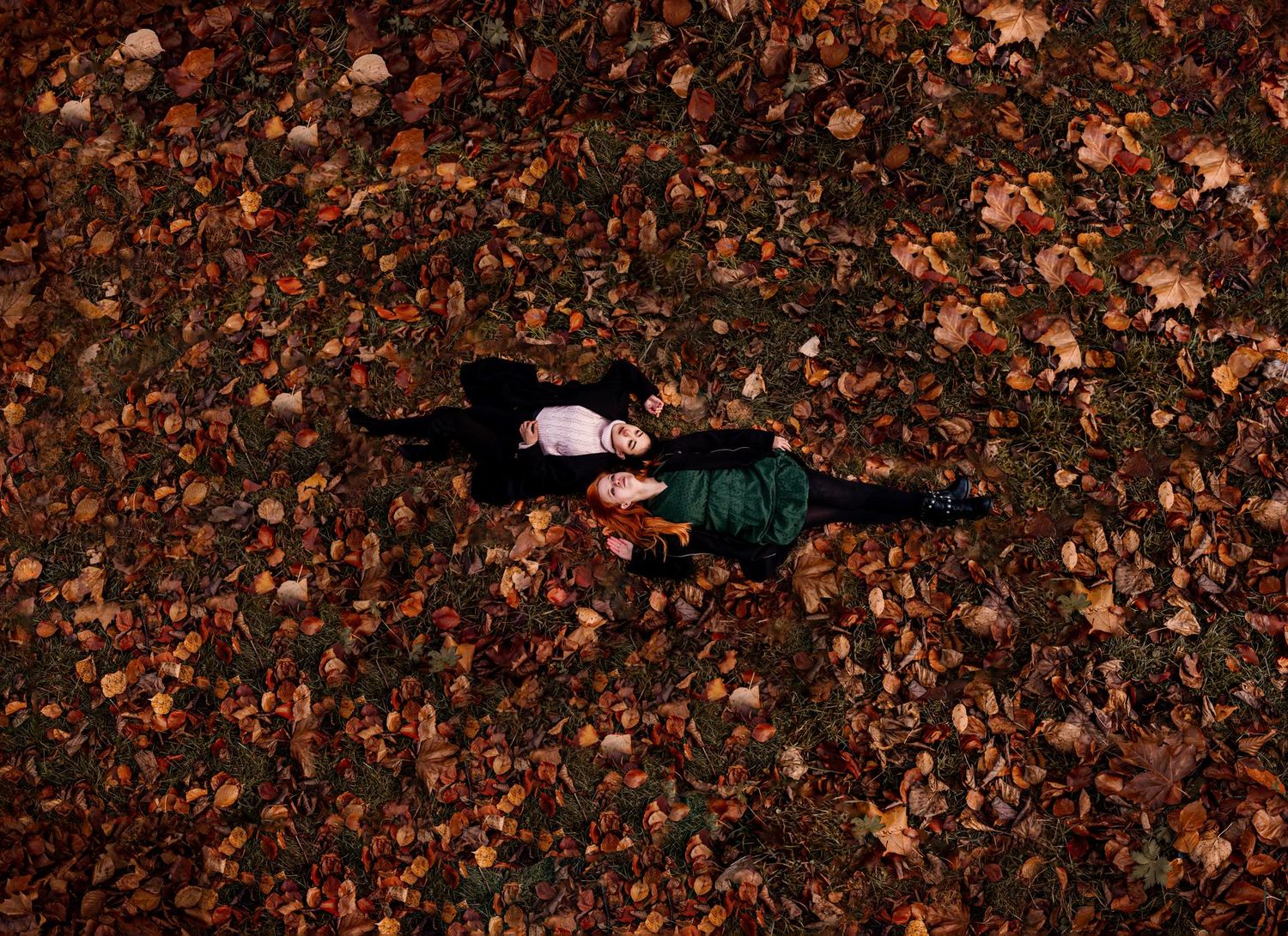 Freundinnen in Herbstlaub. Freundinnen Shootings in Osnabrueck
