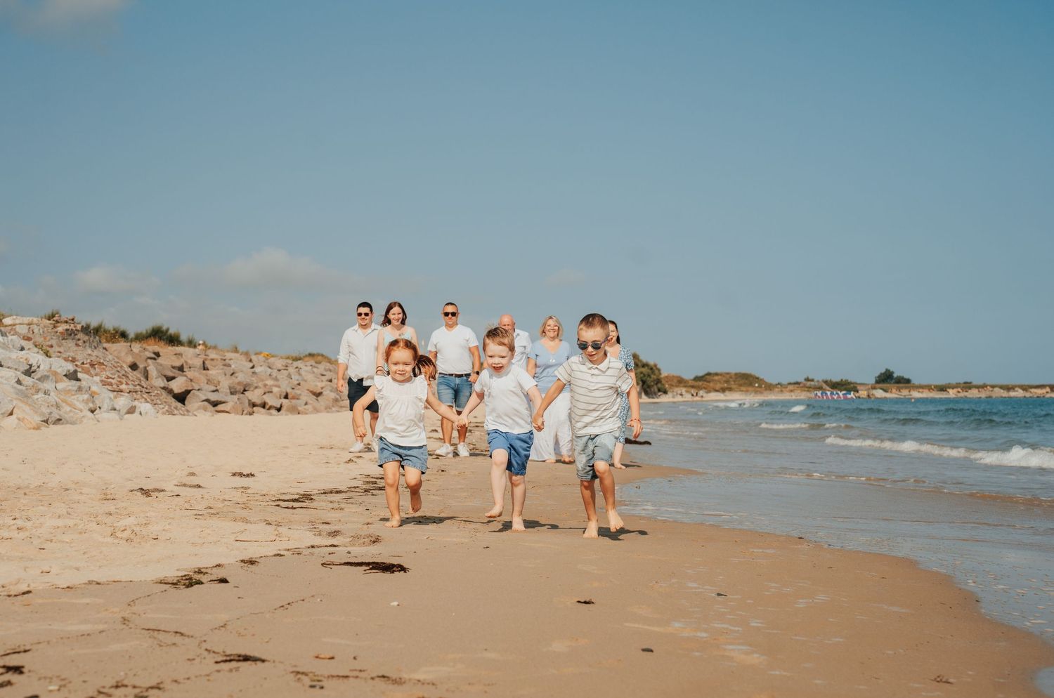 shooting famille trois generations sur la plage - photographe Cherbourg, Liograph Studio Créatif