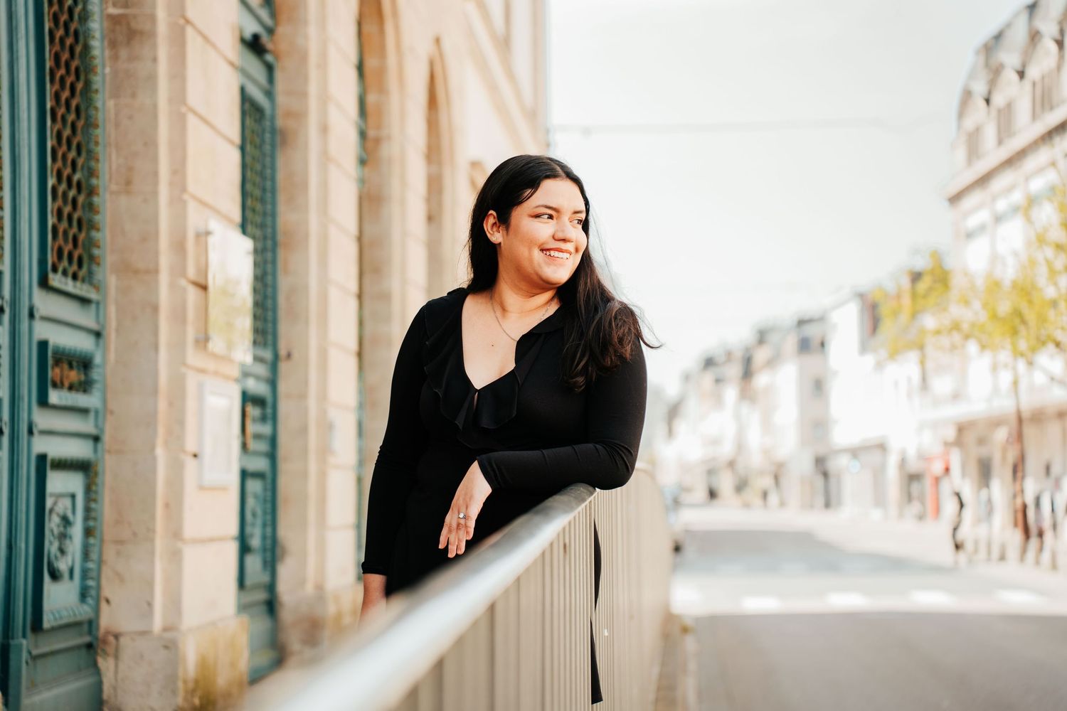 portrait naturel femme en centre ville Cherbourg, Normandie