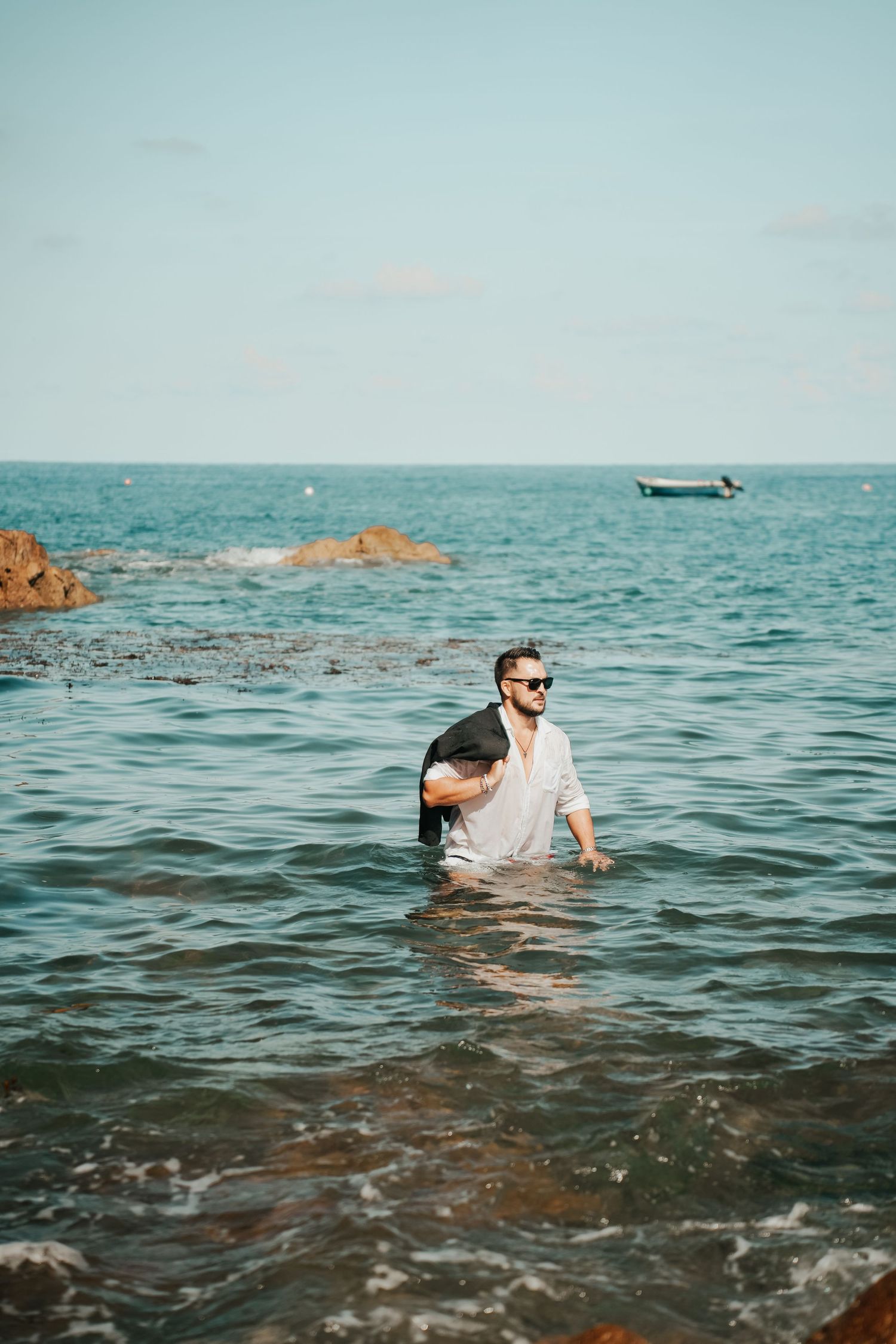 photo de mode - homme en costume dans l'eau