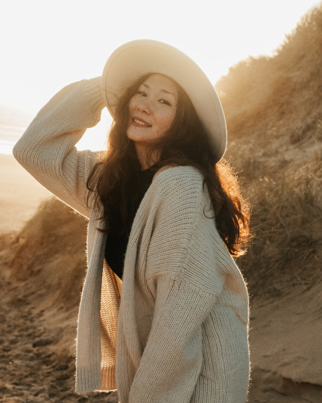 portrait femme bohème sur la plage - Liograph Studio Créatif