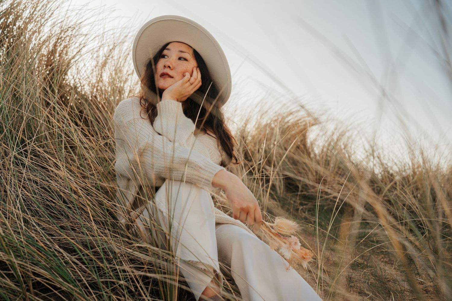 portrait femme bohème dans les dunes Normandie