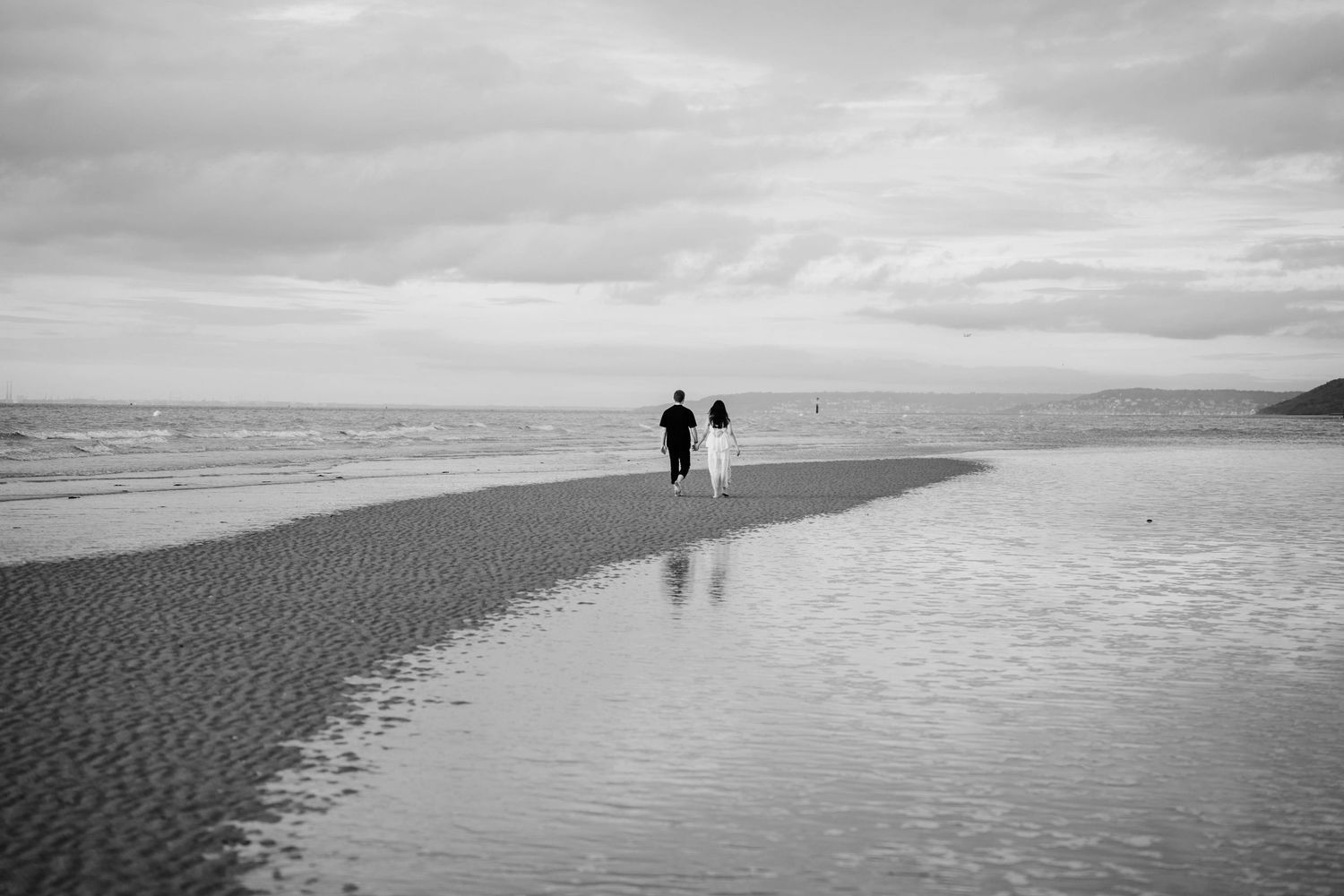 photo couple sur la plage nb - photographe Cherbourg