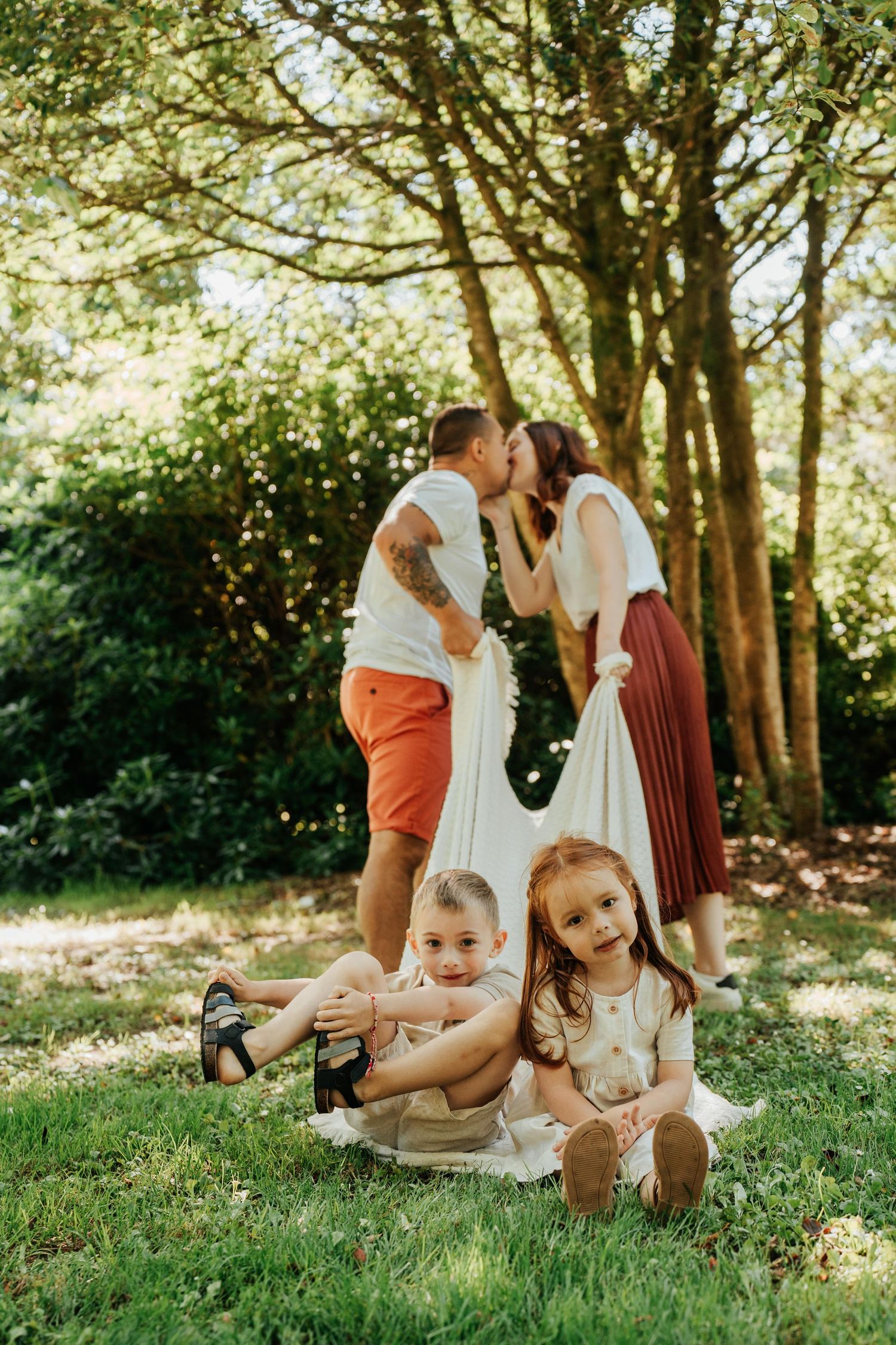 photo les enfants avec les parents en extérieur - photographe Cherbourg, Normandie