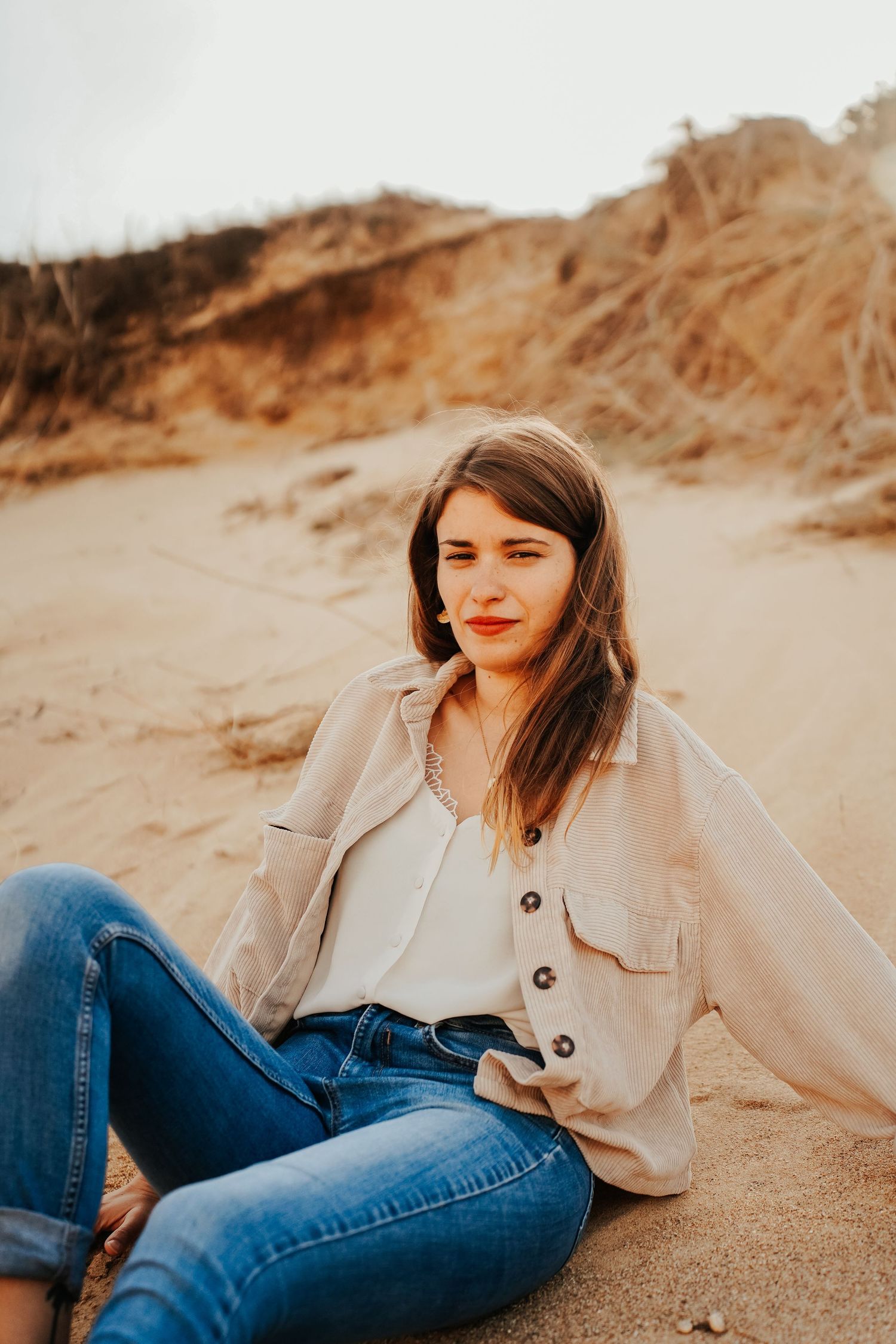portrait lifestyle femme sur la plage Normandie, Cherbourg