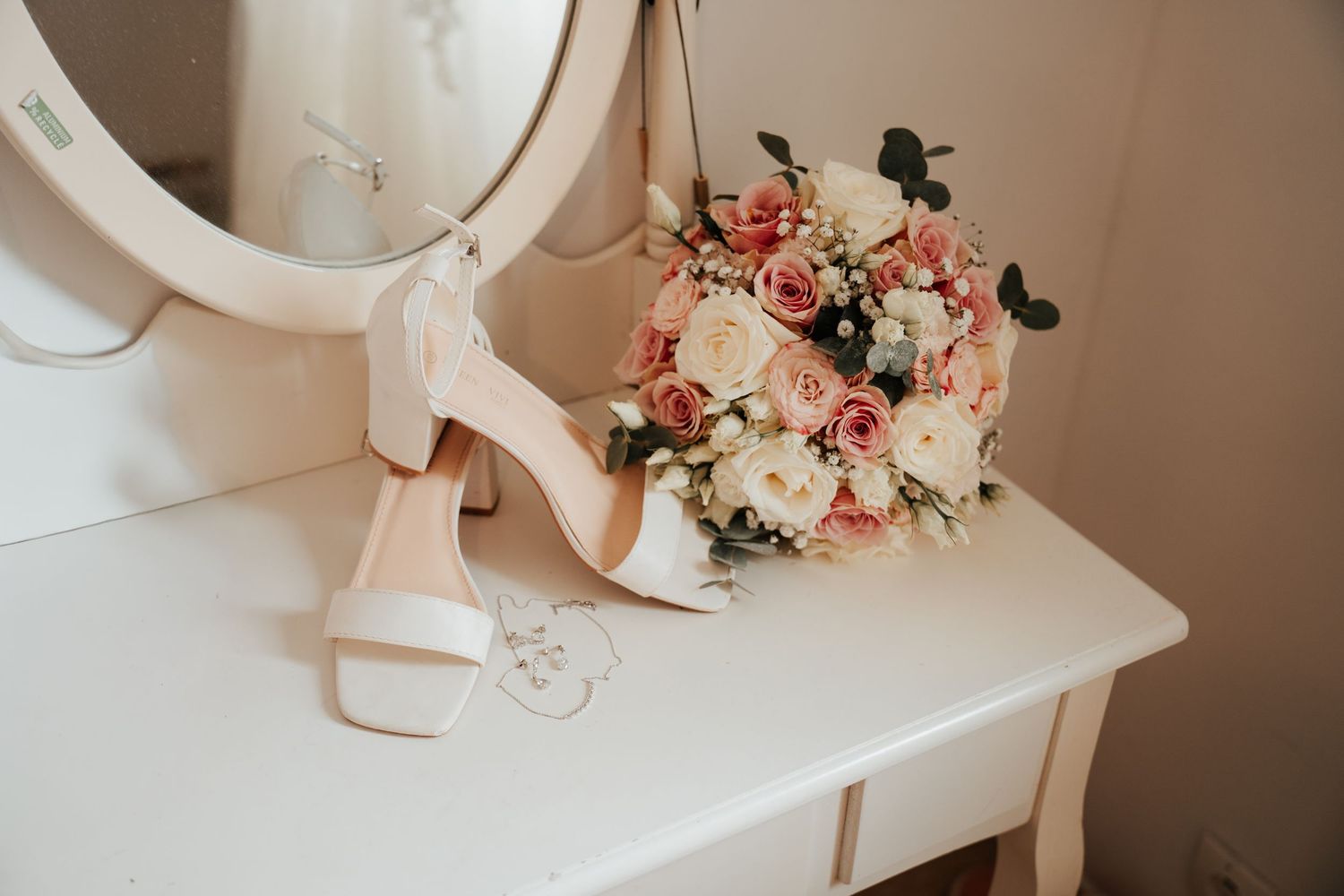 détails mariage Cherbourg - fleurs, chaussure et lumière naturelle