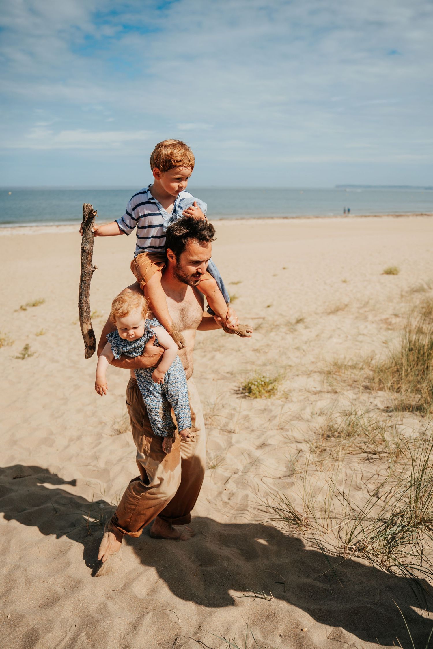 photo père avec ses enfants sur la plage - photographe Normandie