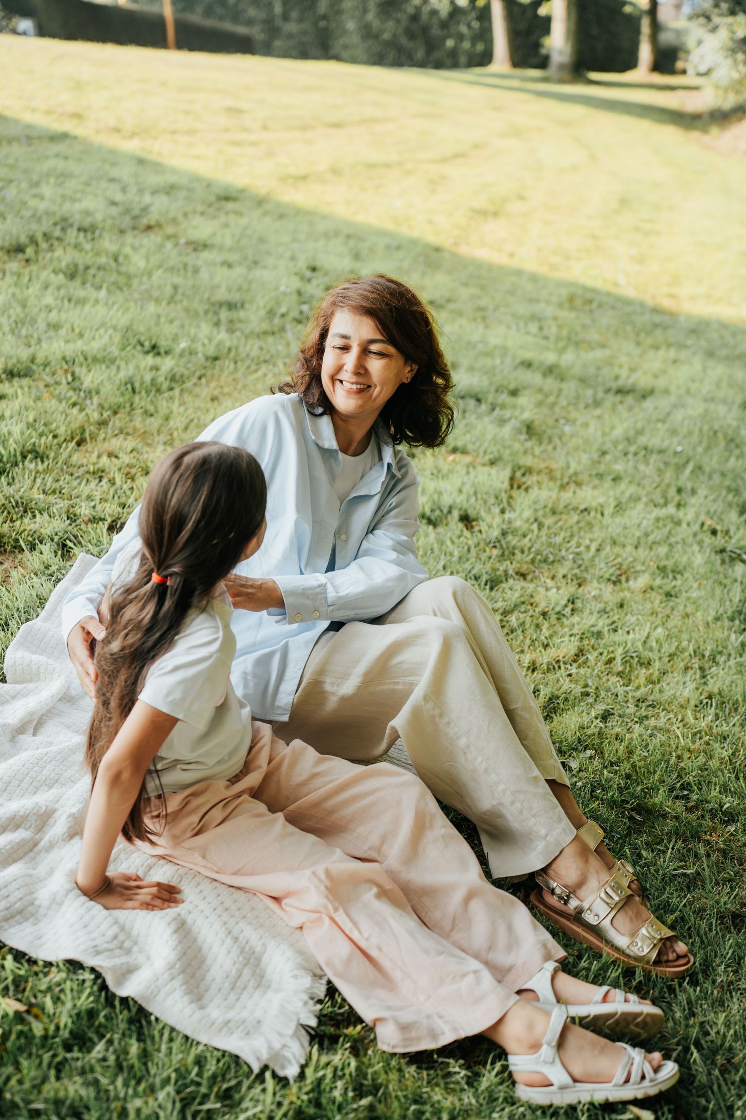 photo mère avec sa fille dans le jardin - émotion et tendresse