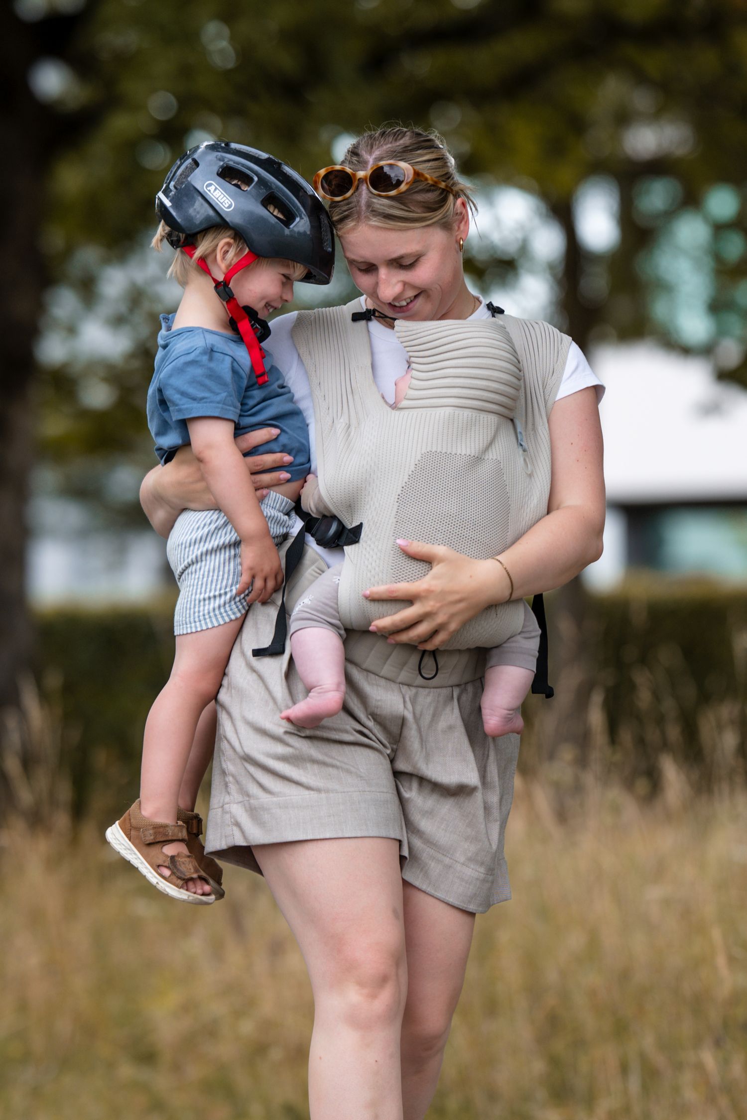 Frau mit zwei söhnen, flybaby