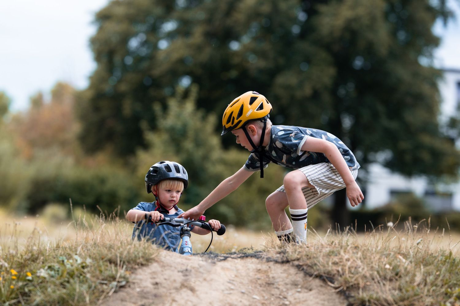 helfen, Helm, Fahrrad, Laufrad