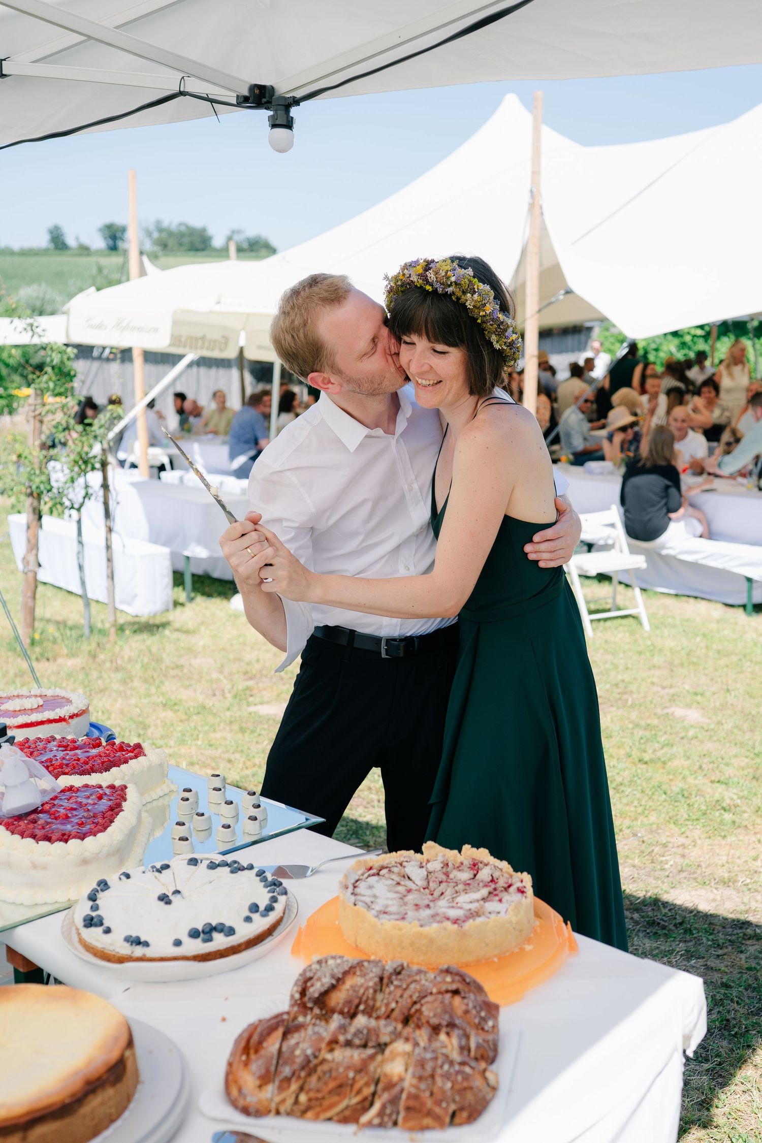 Hochzeitstorte wird vom Brautpaar angeschnitten