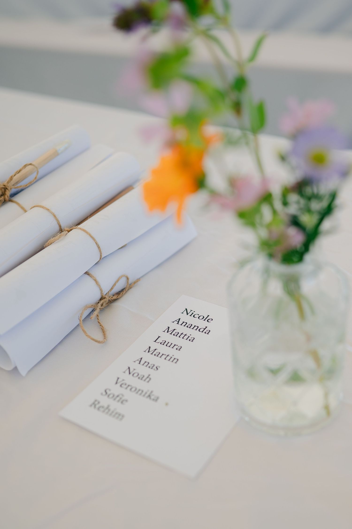 tischdeko Hochzeit Blumen Vase Namensliste Sitzordnung