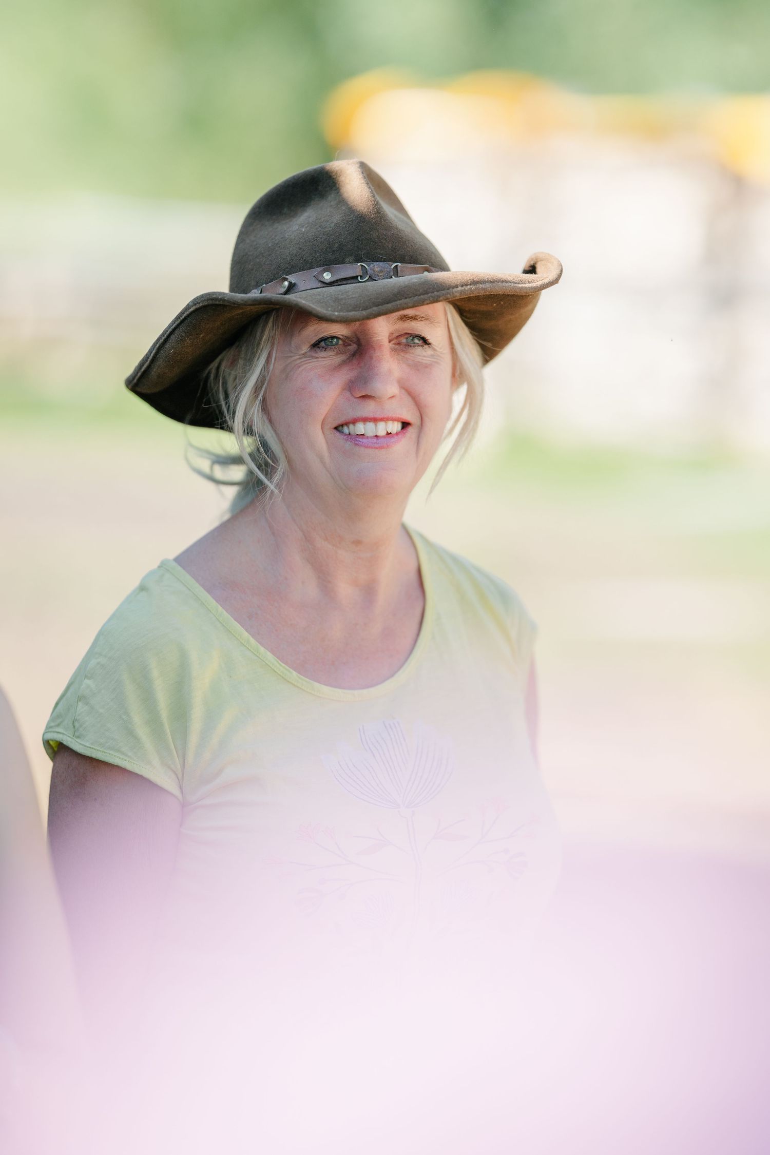 cowgirl hat Frau stall