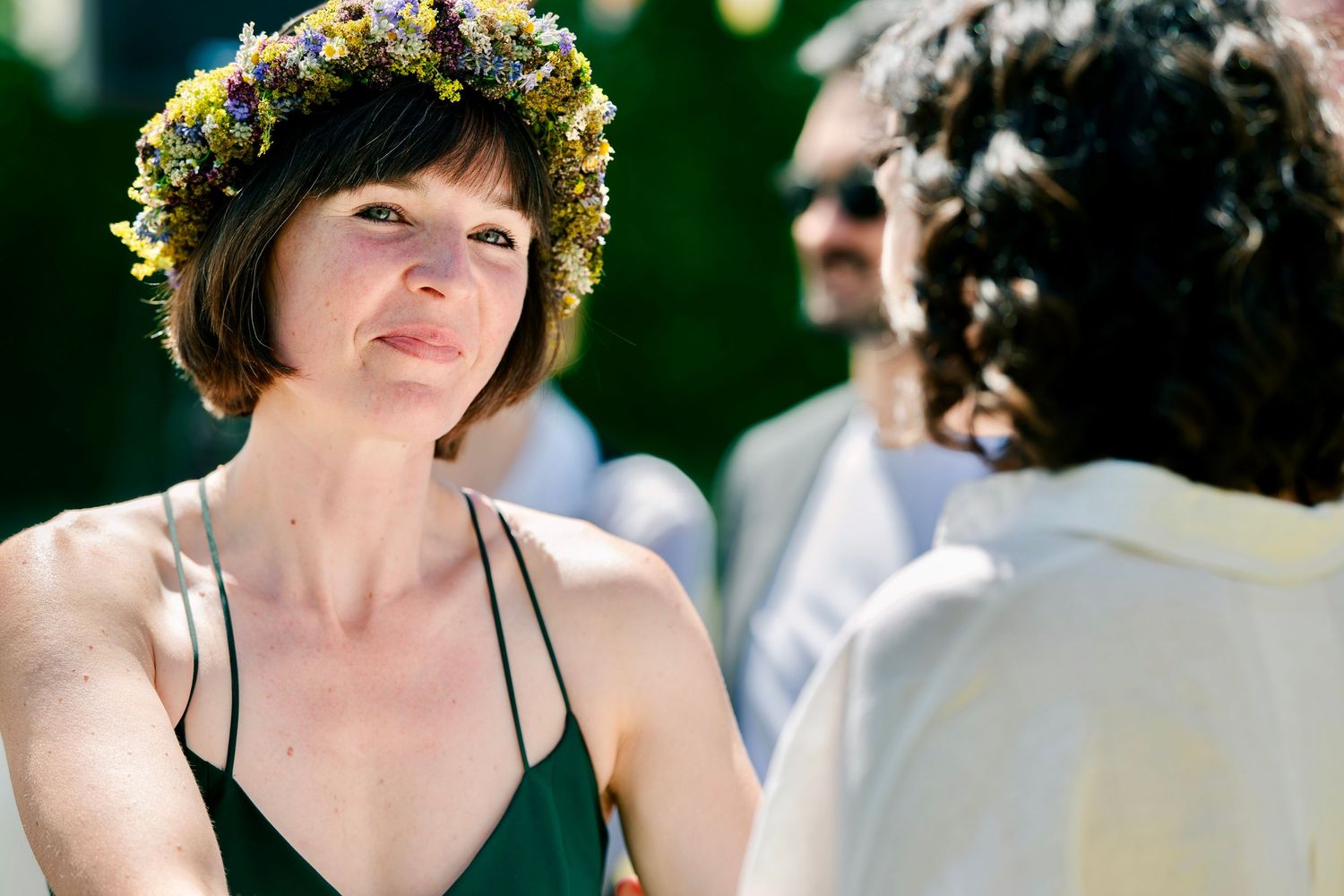 Braut mit Blumenkranz im Haar