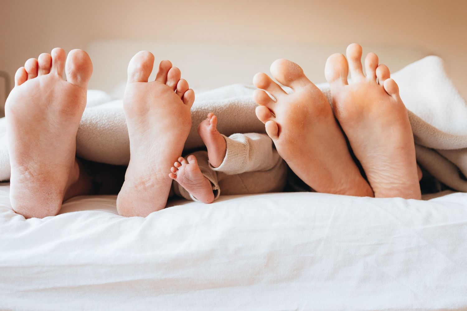 Familienfoto, Homestory, Baby, Füße. Bett