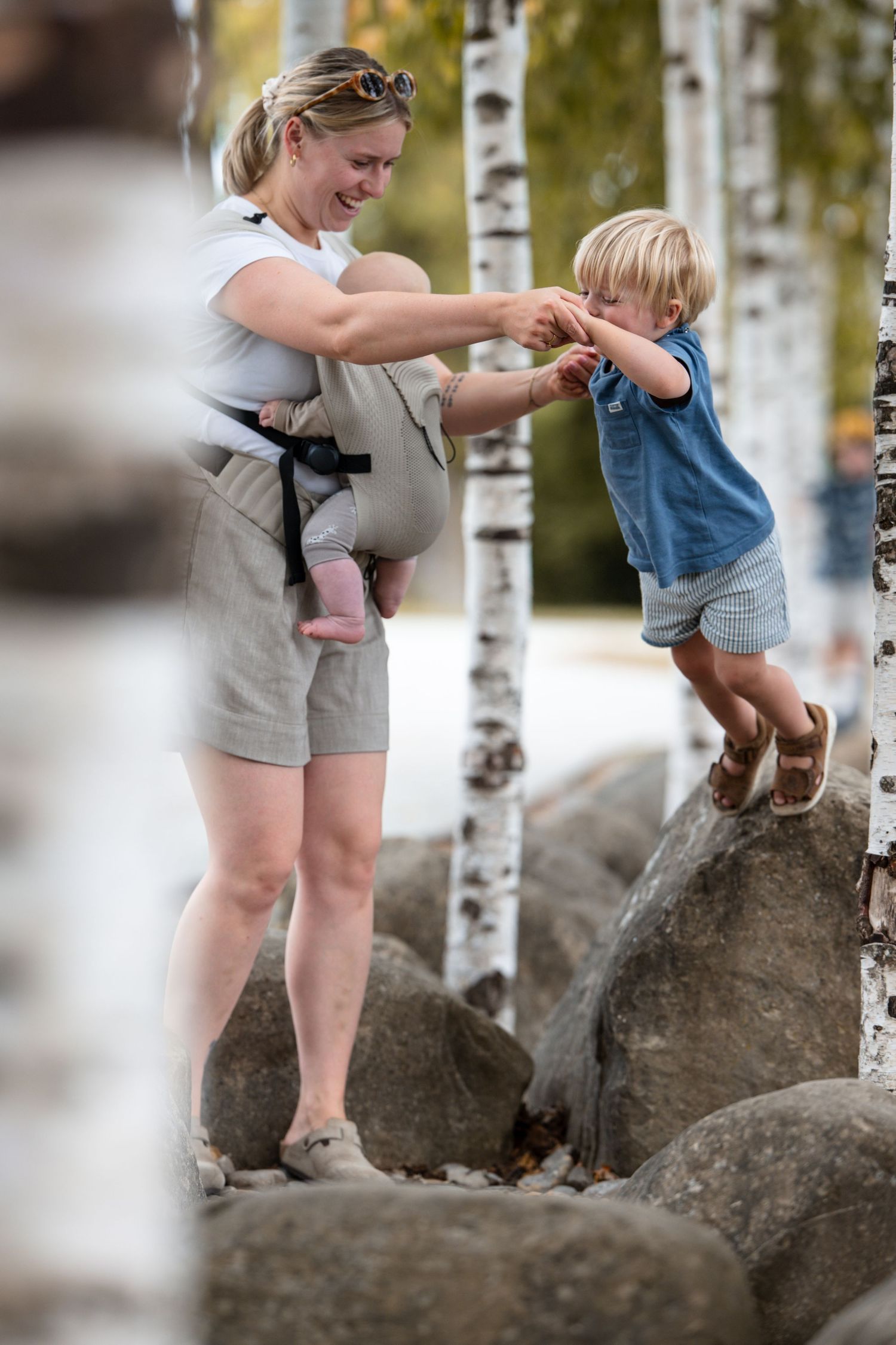 junge springt von stein, Mama, Baby