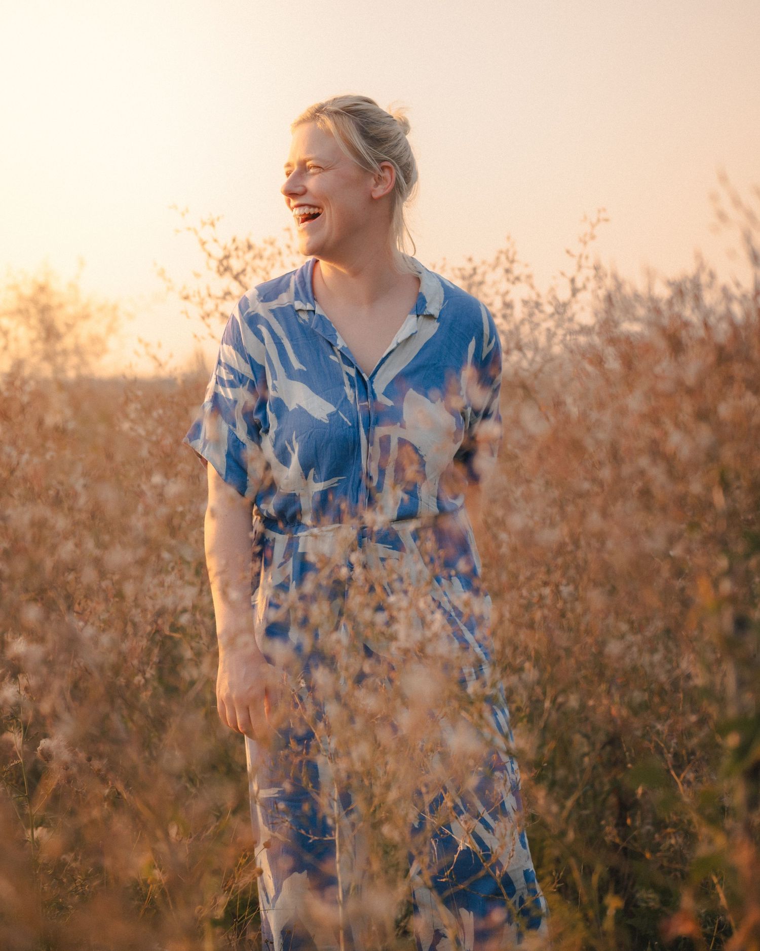 Fotografin Frau in Blumenwiese, Feld, Sonnenuntergang