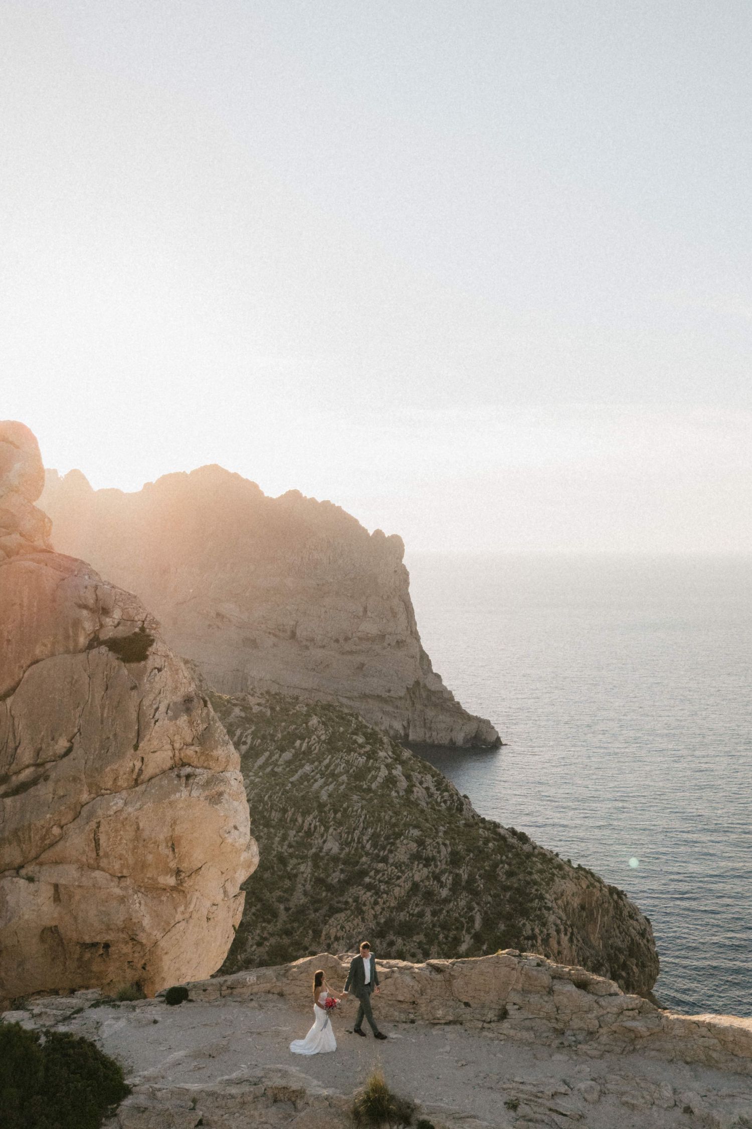 Brautpaar an den Felsen des Cap Formentor auf Mallorca.